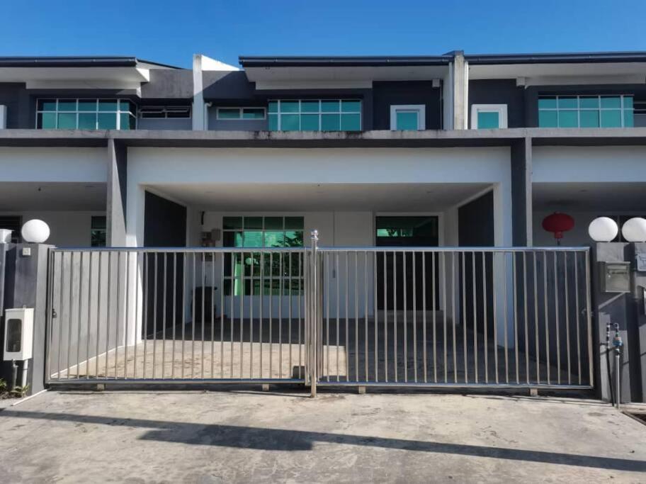 Four-Bedroom House photo 1