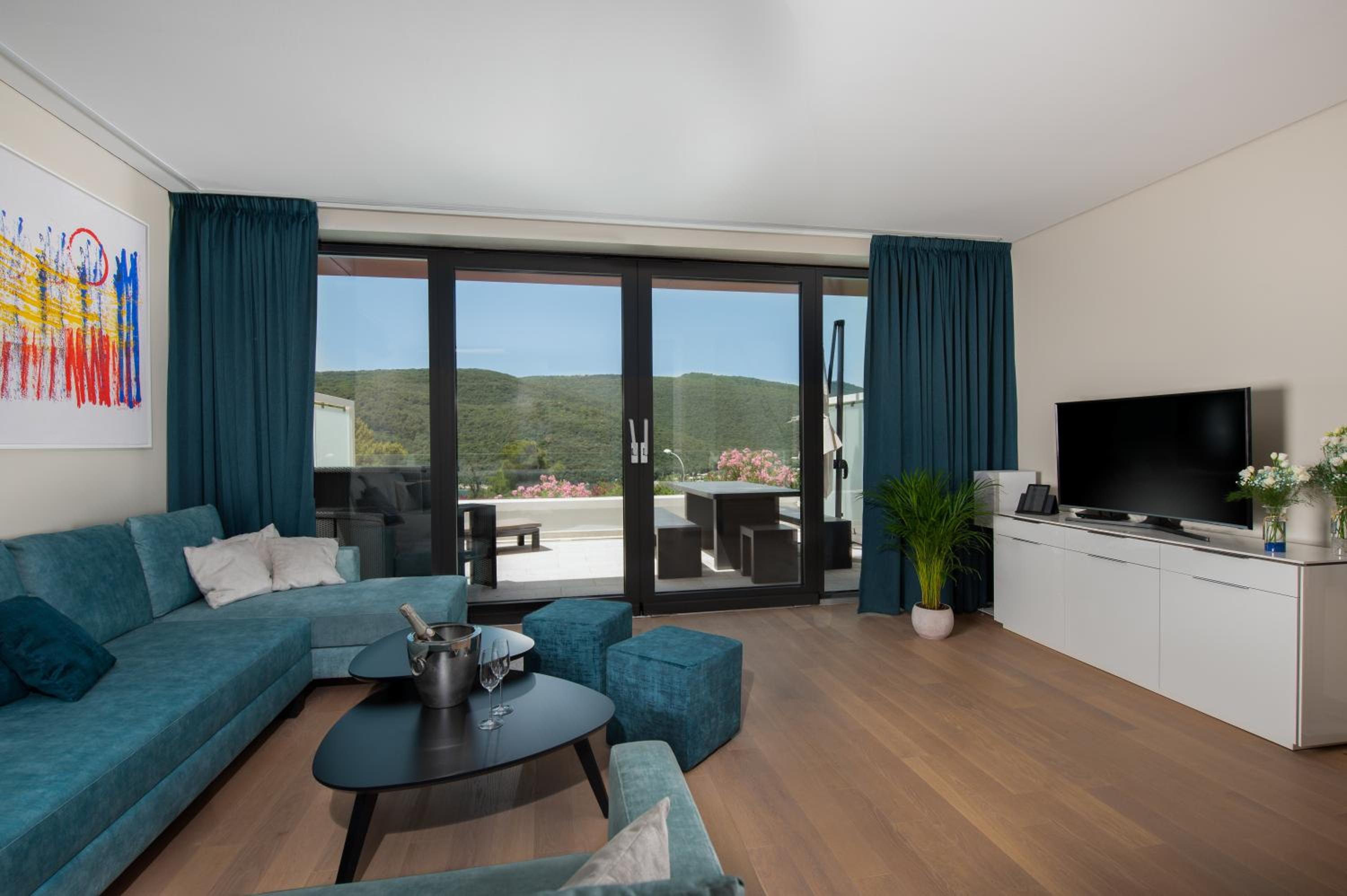Duplex Apartment with Free Parking