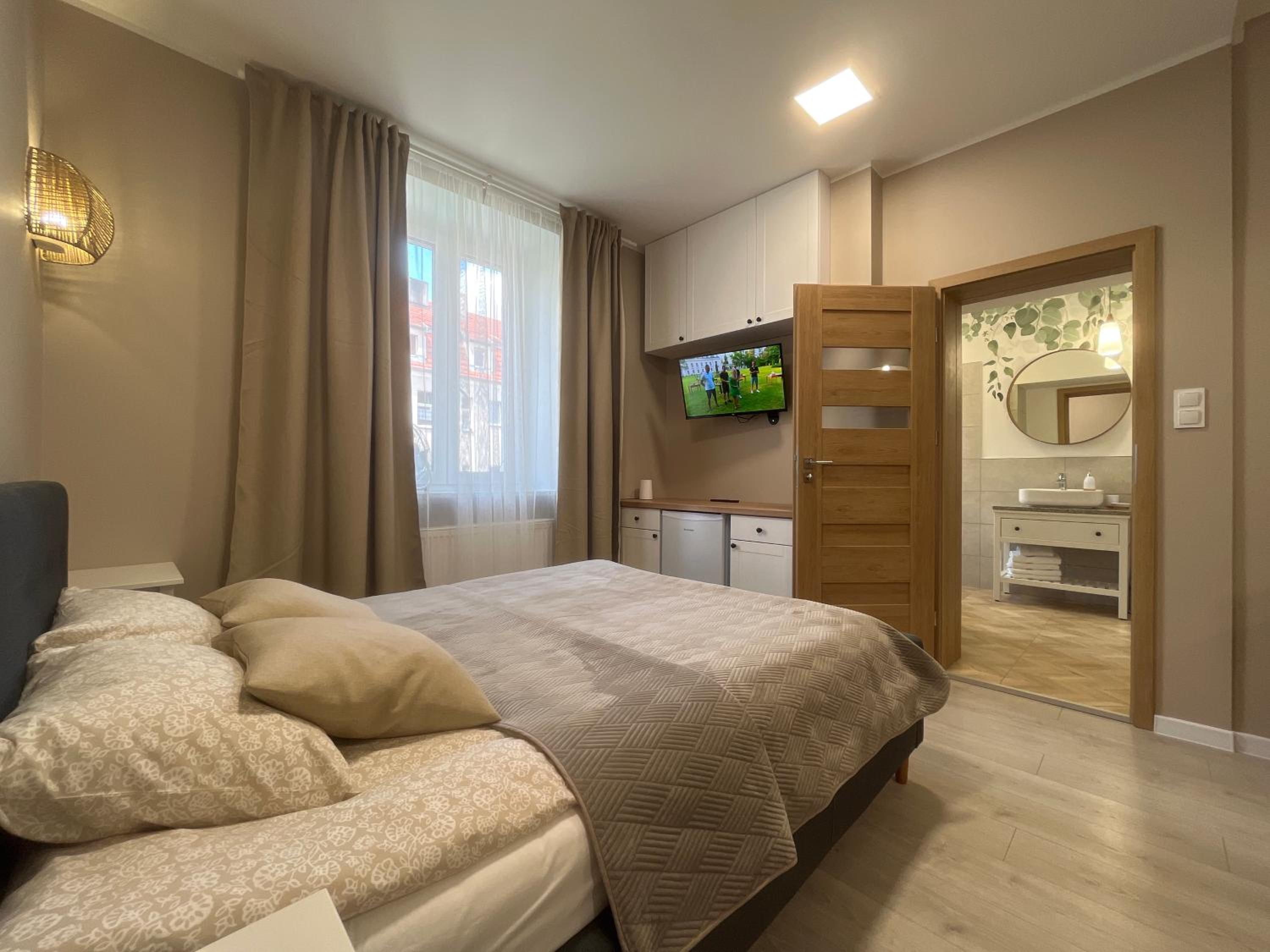 Quadruple Room with Bath - Photo 7