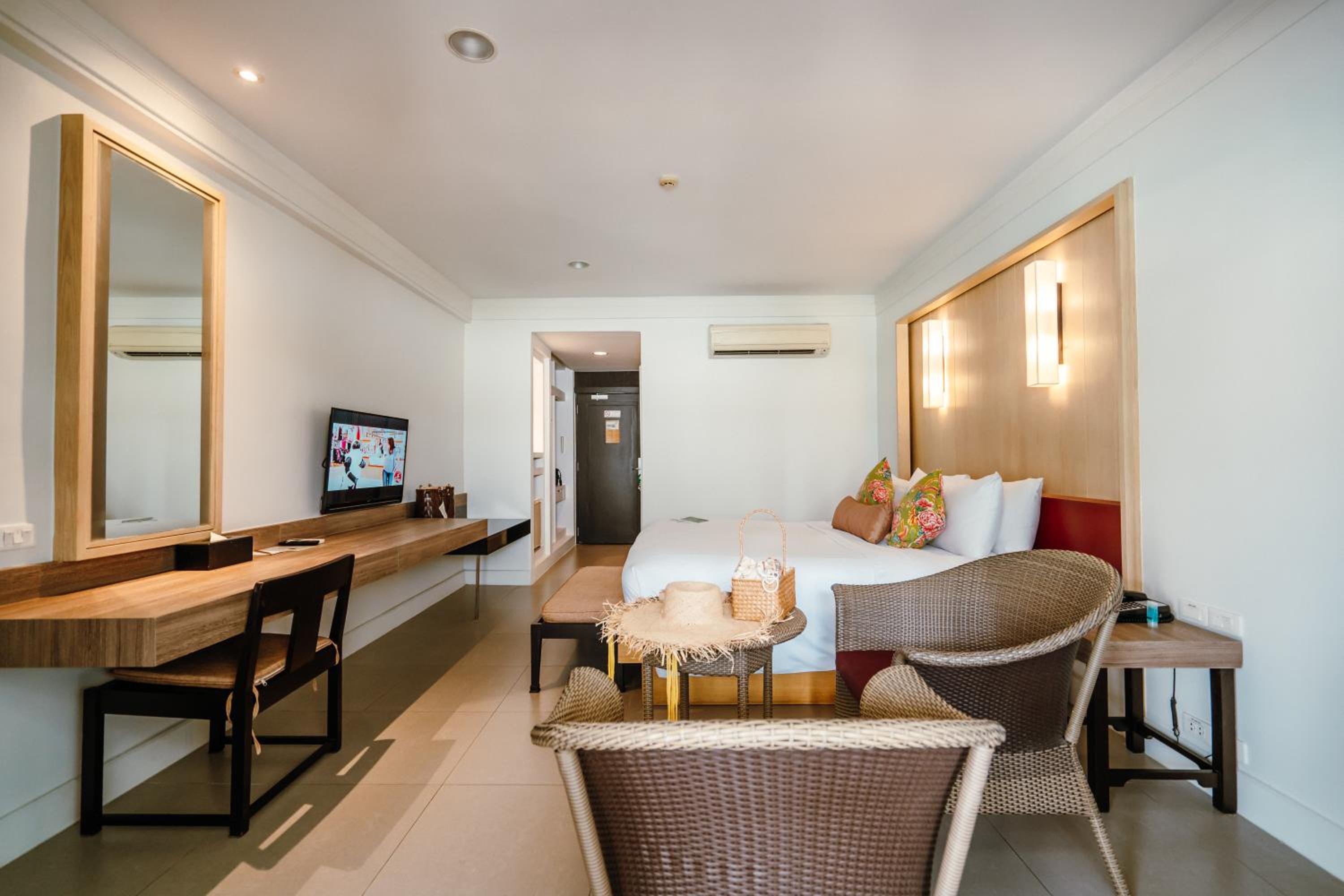 Deluxe Double or Twin Room with Pool View - Photo 7