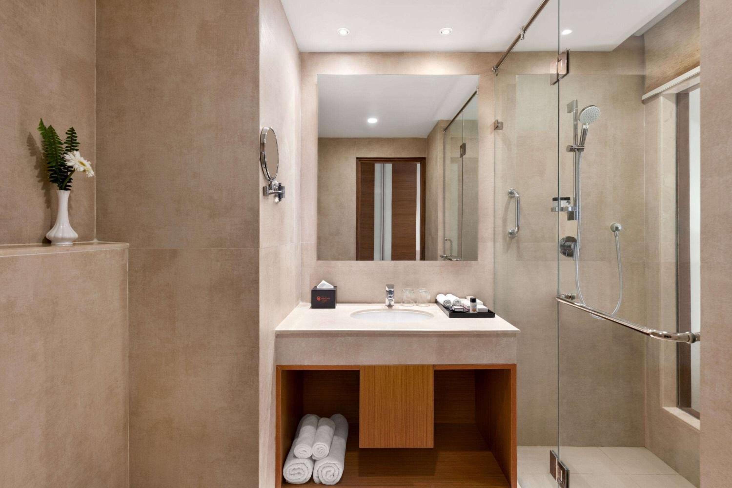 Deluxe King Room,with Balcony and City View - Non Smoking (10% off on Food and Soft Beverages) - Photo 7