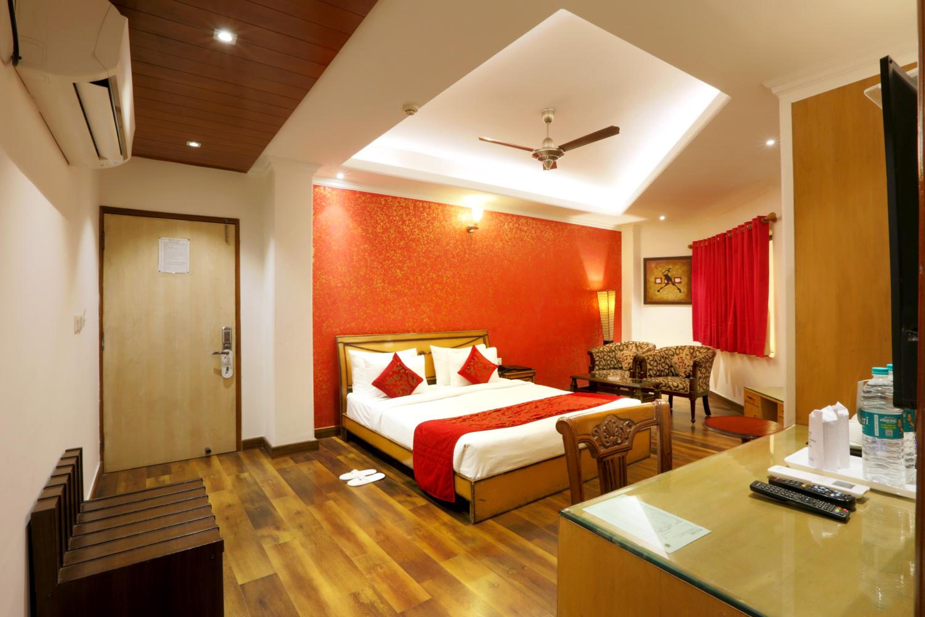 Suite - Photo 1