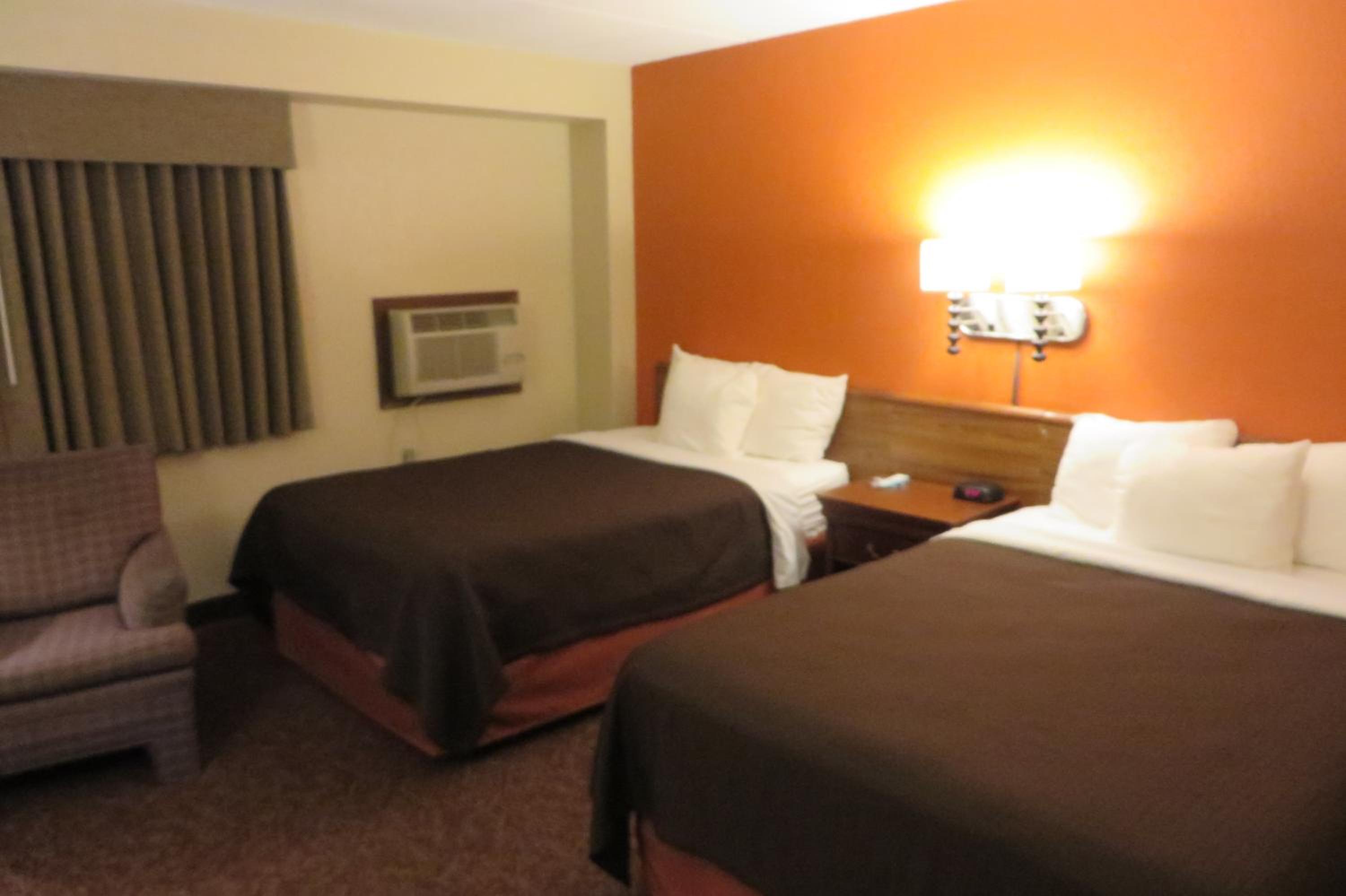 Queen Room with Two Queen Beds - Non-Smoking photo 3