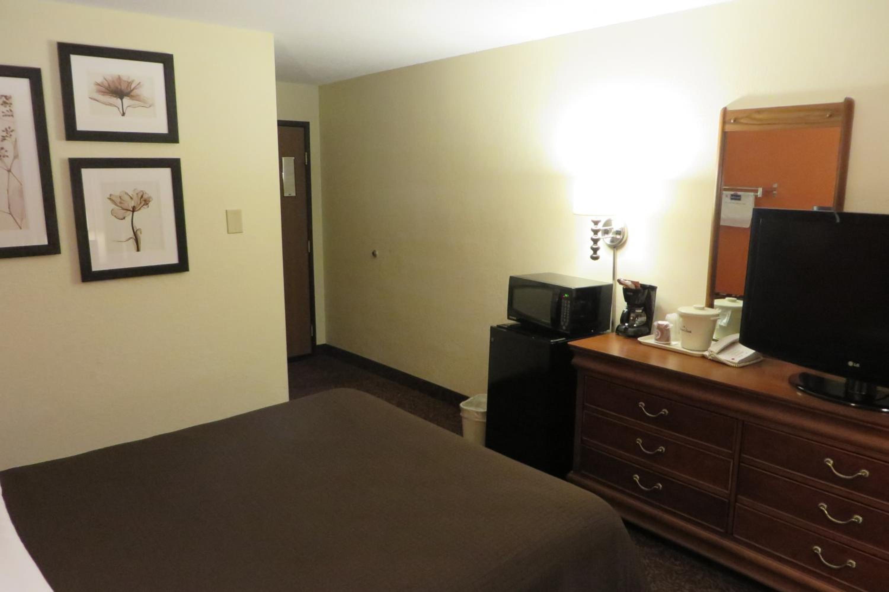 King Room - Non-Smoking photo 2