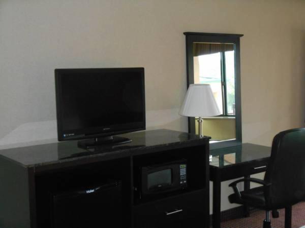 Queen Room with Two Queen Beds - Photo 3