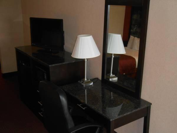 Queen Room with Two Queen Beds - Photo 1