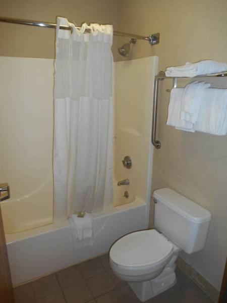 Queen Room with Two Queen Beds - Photo 4