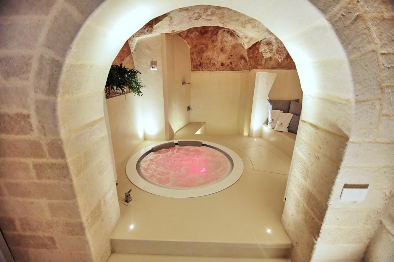 King Suite with Spa Bath - Photo 34
