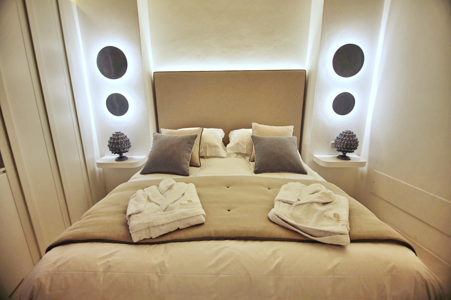 King Suite with Spa Bath - Photo 37