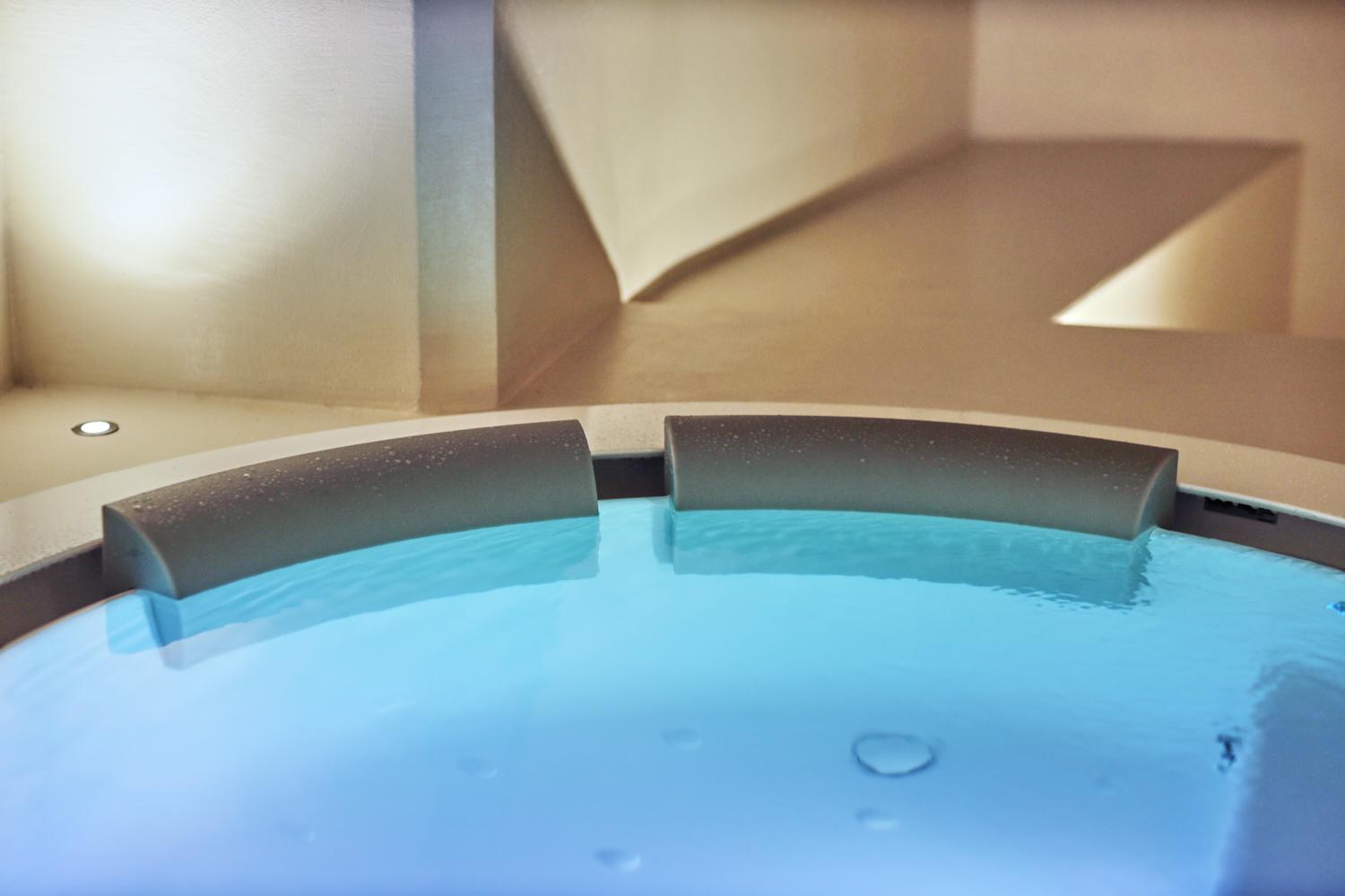 King Suite with Spa Bath - Photo 38