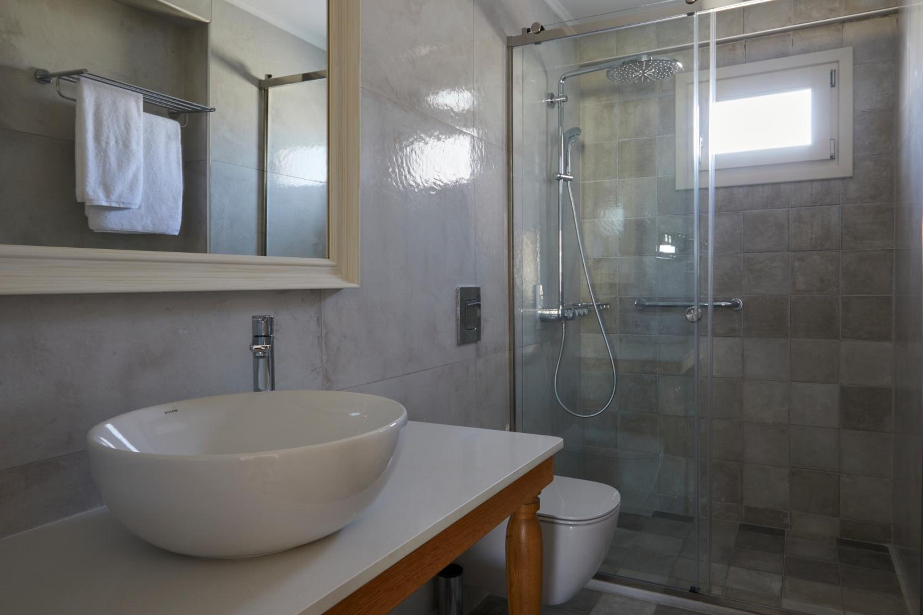Junior Suite with One King Bed and Bath Tub (Non Smoking) - Photo 2