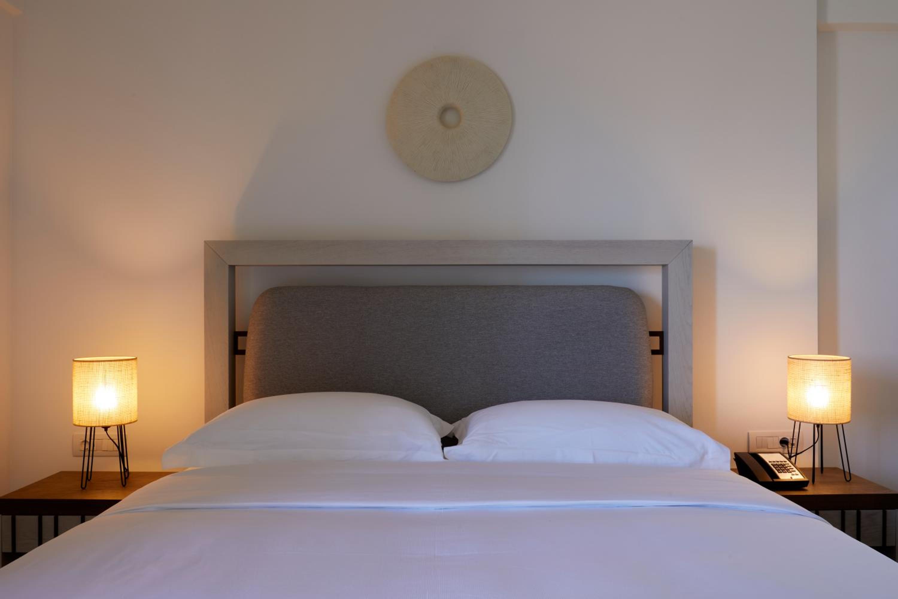 Junior Suite with One King Bed and Bath Tub (Non Smoking) - Photo 3