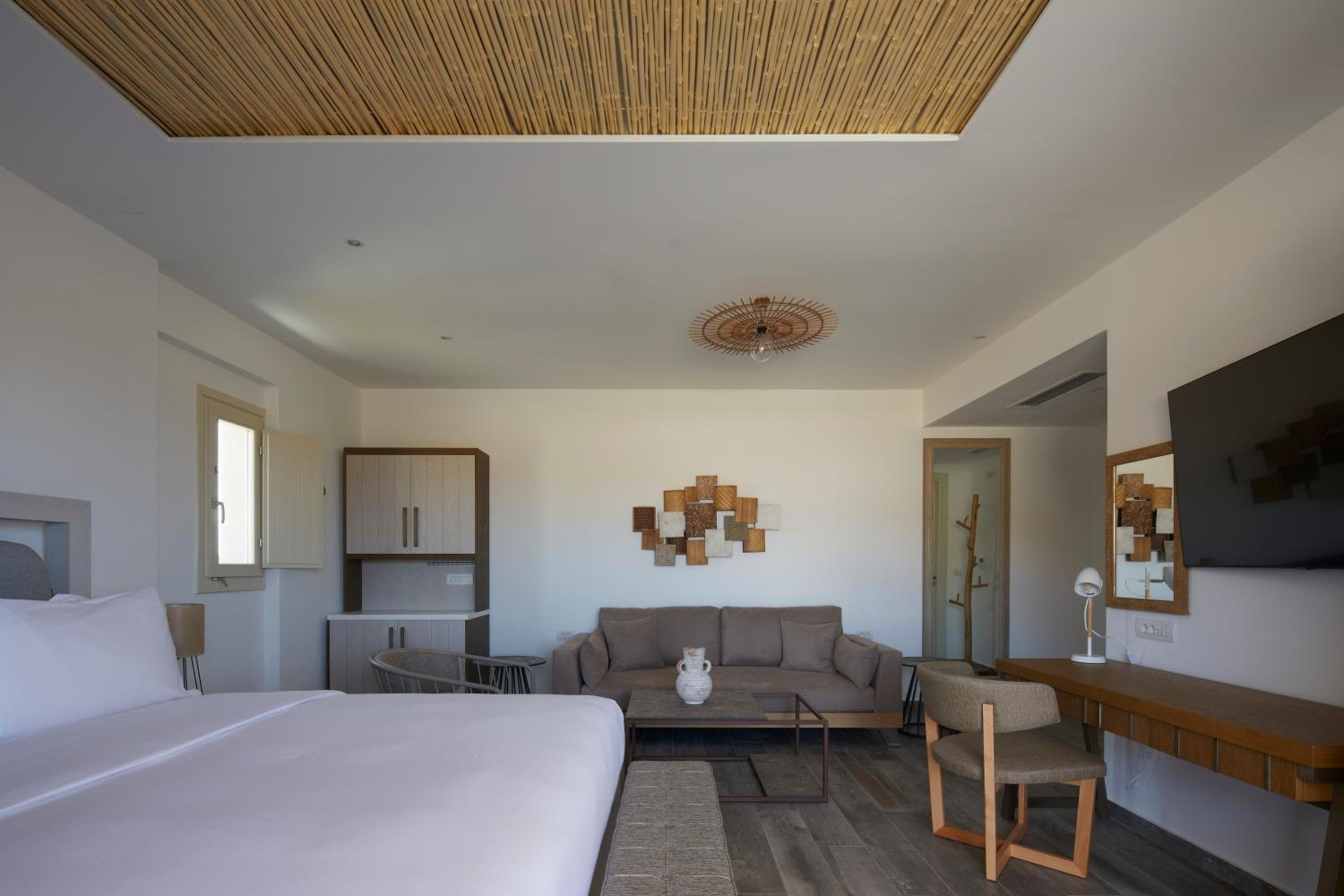 Junior Suite with One King Bed and Bath Tub (Non Smoking) - Photo 4