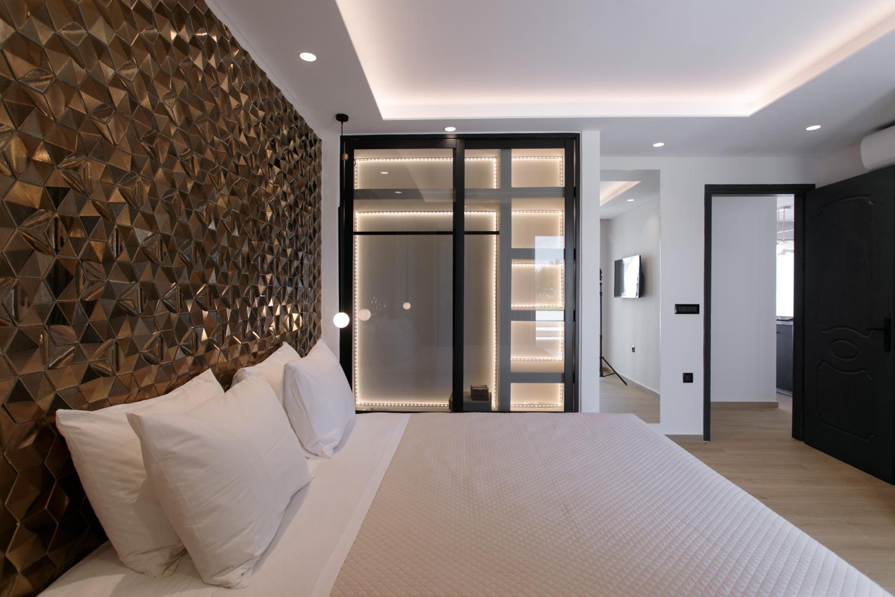 Two-Bedroom Golden Suite with Private Pool - Photo 9