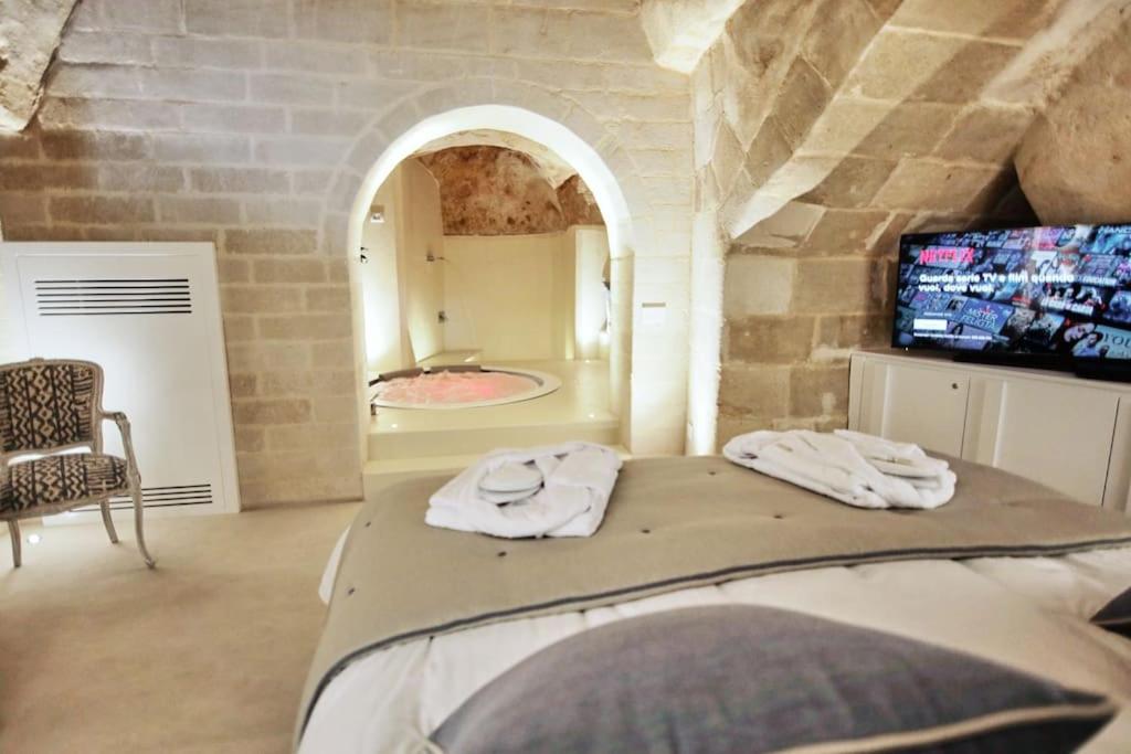 King Suite with Spa Bath - Photo 39