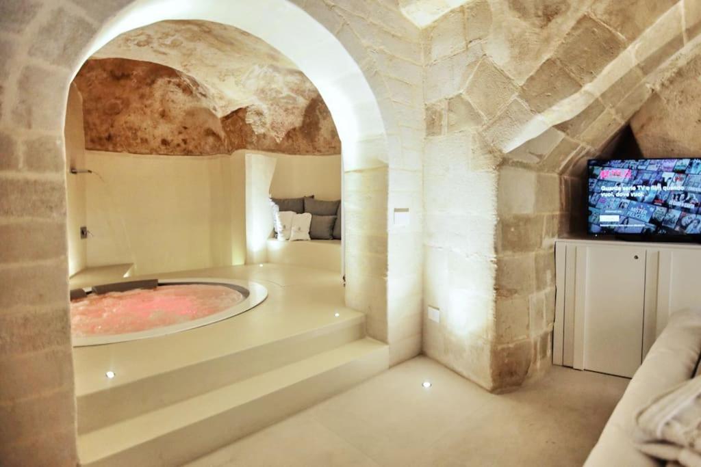 King Suite with Spa Bath - Photo 40