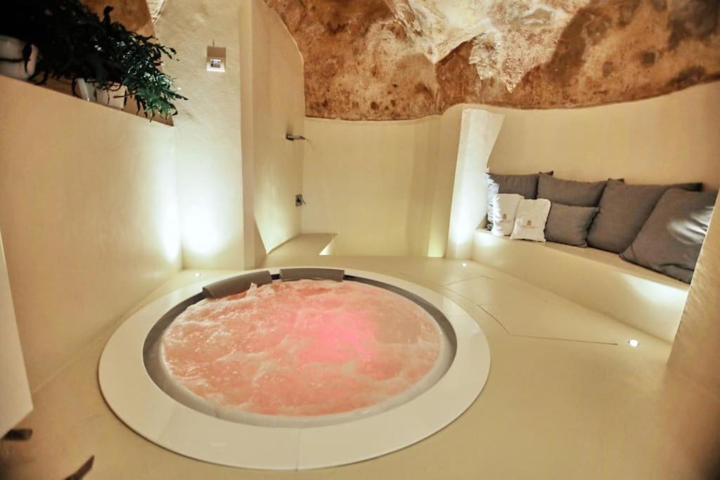 King Suite with Spa Bath - Photo 41