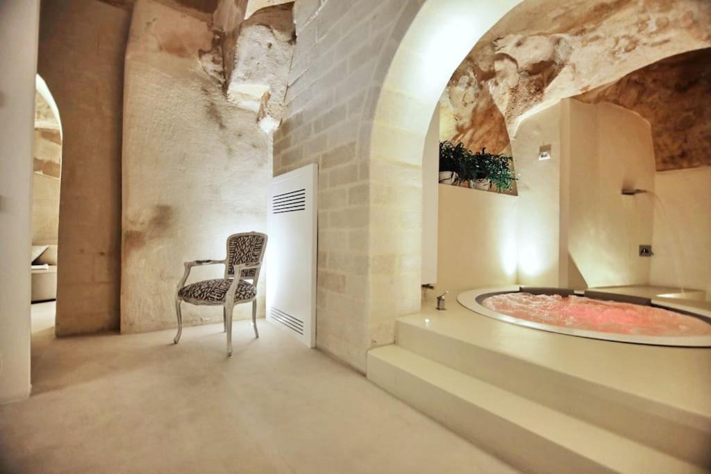 King Suite with Spa Bath - Photo 42