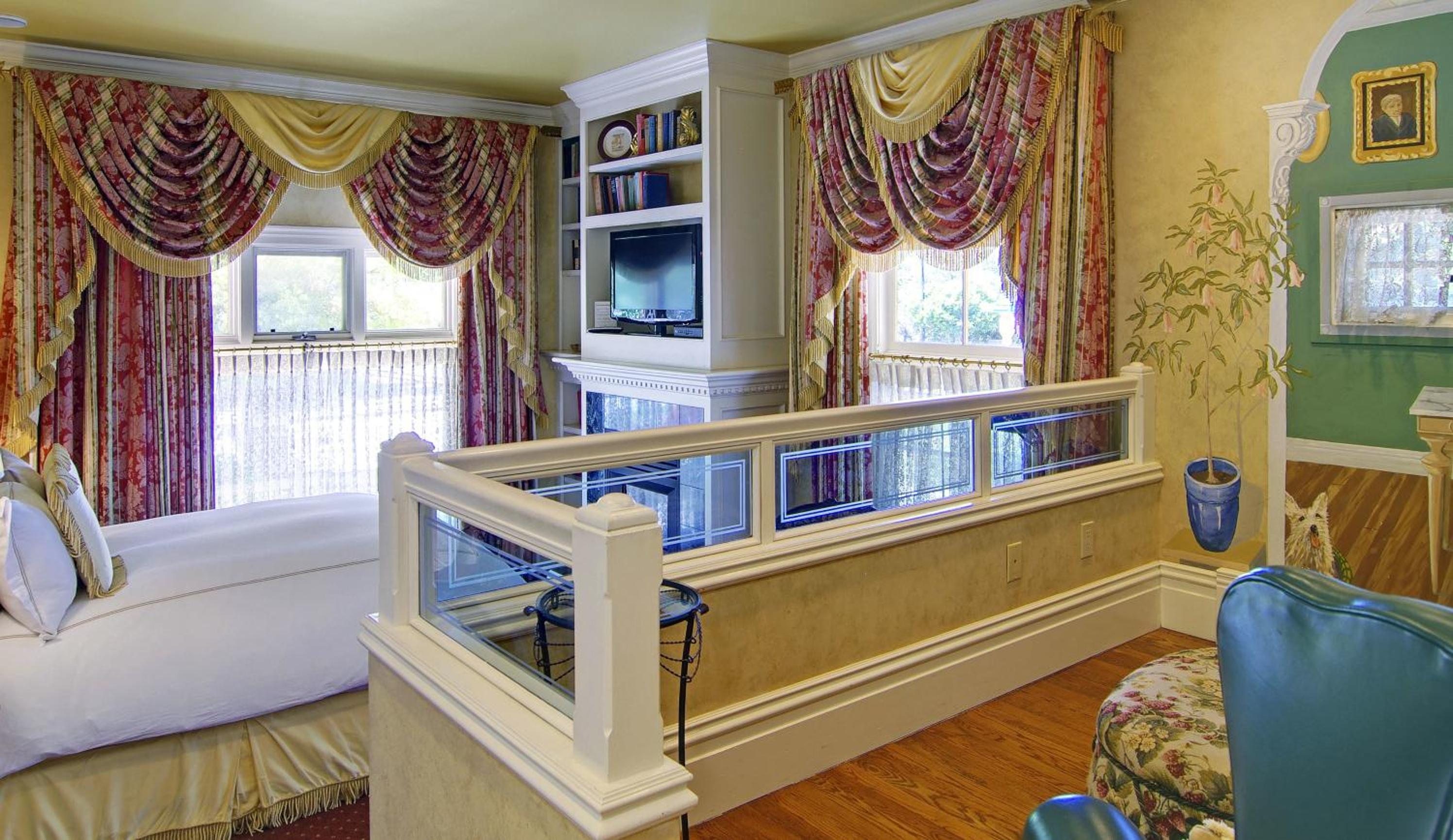 Queen Suite - Library - Photo 1