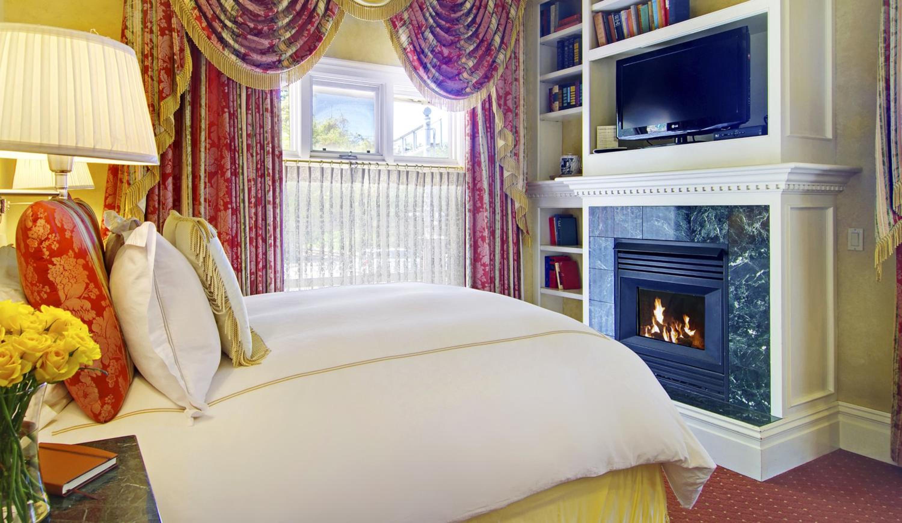 Queen Suite - Library - Photo 2