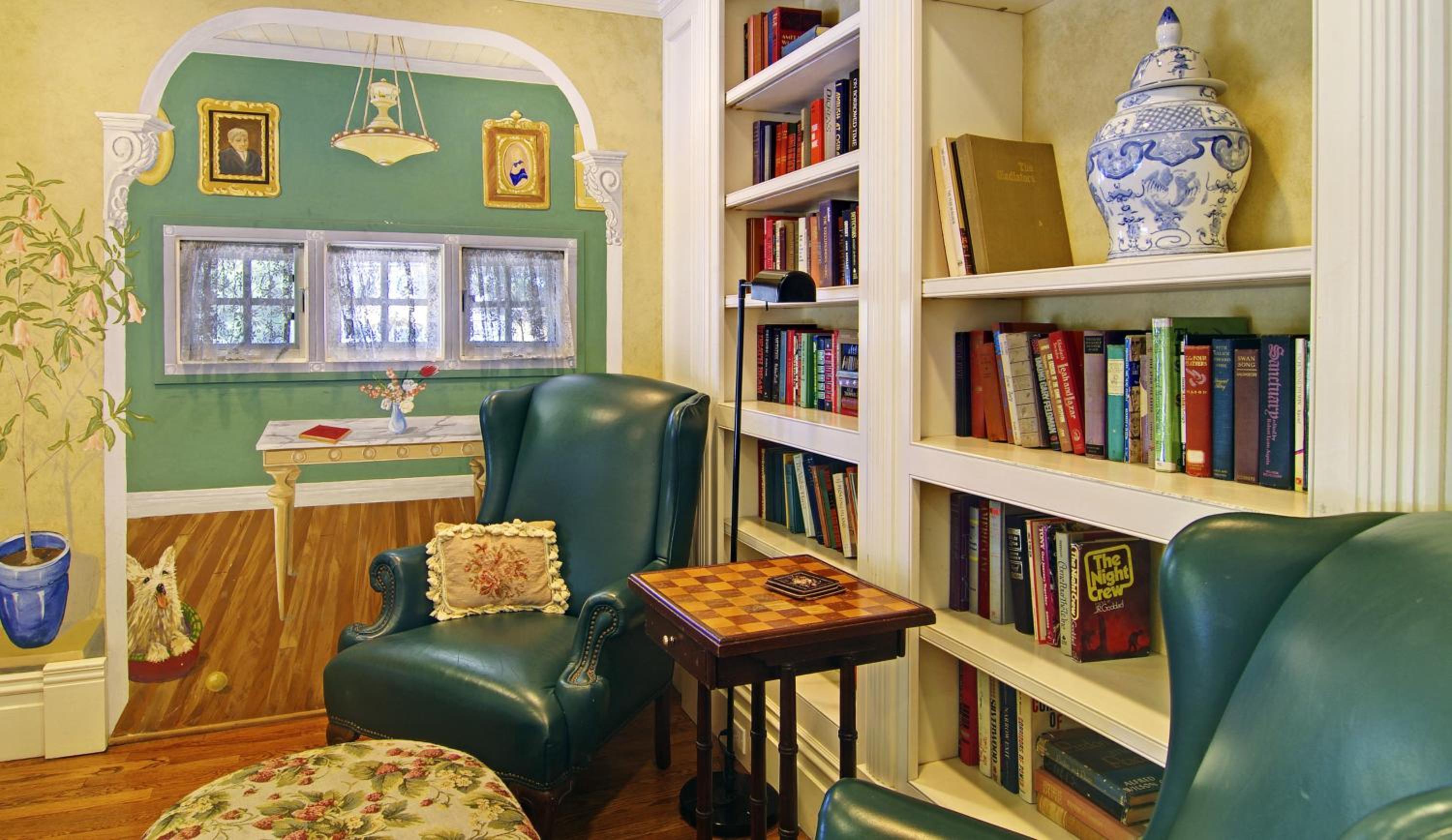 Queen Suite - Library - Photo 4