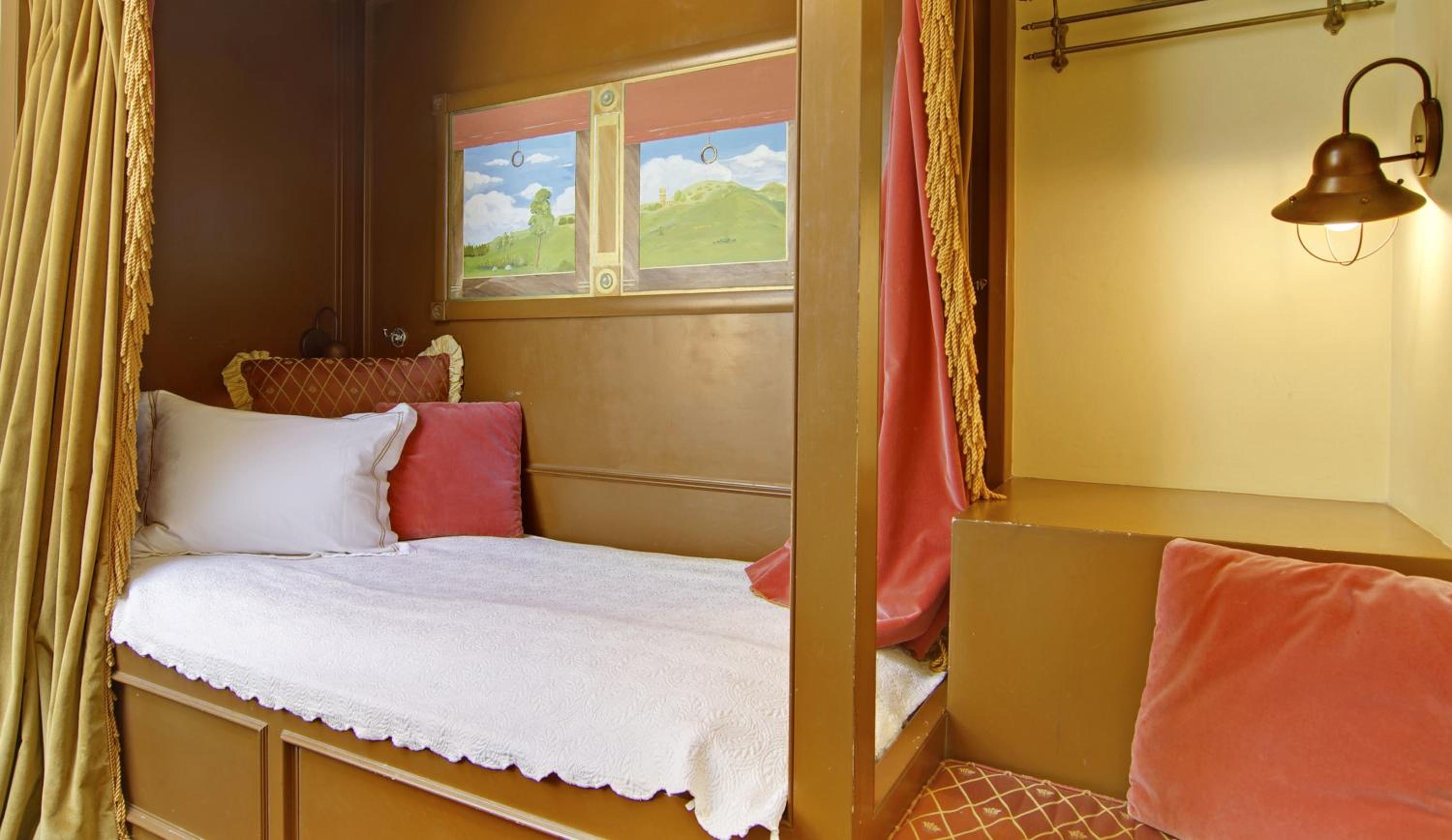 Queen Suite - Library - Photo 3