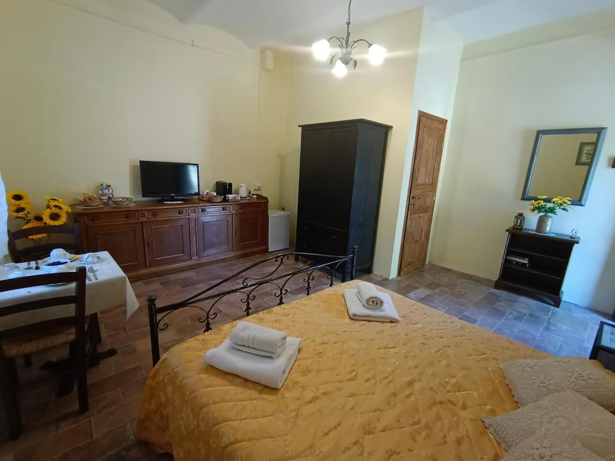 Double Room - Photo 6