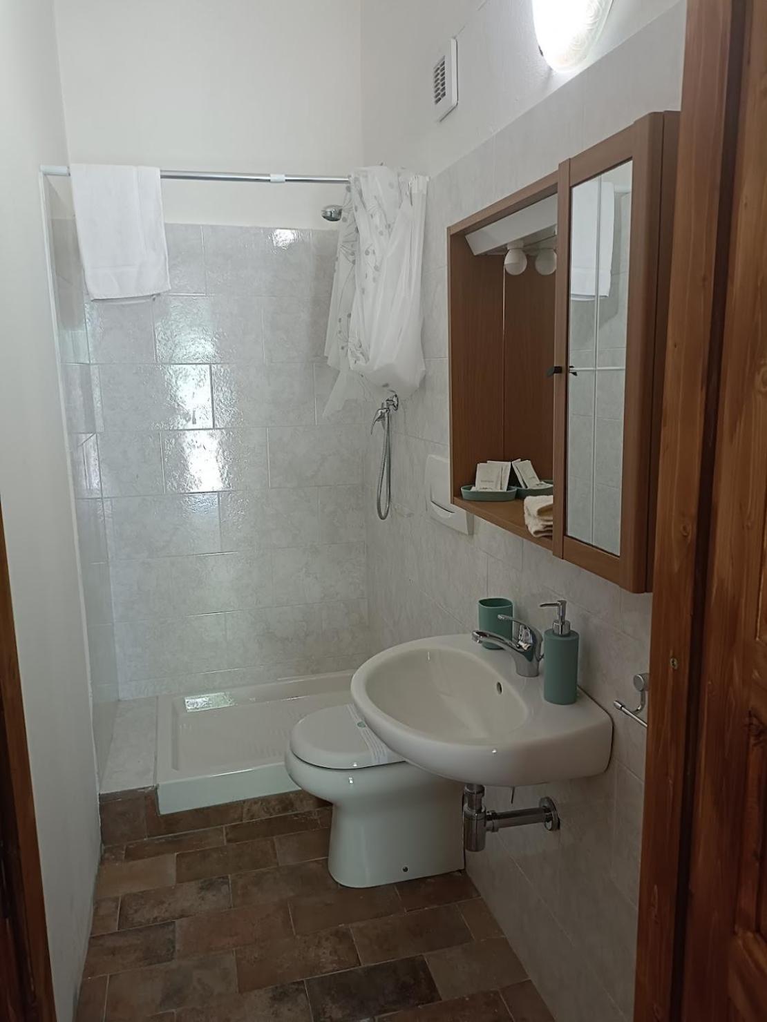 Double Room - Photo 7