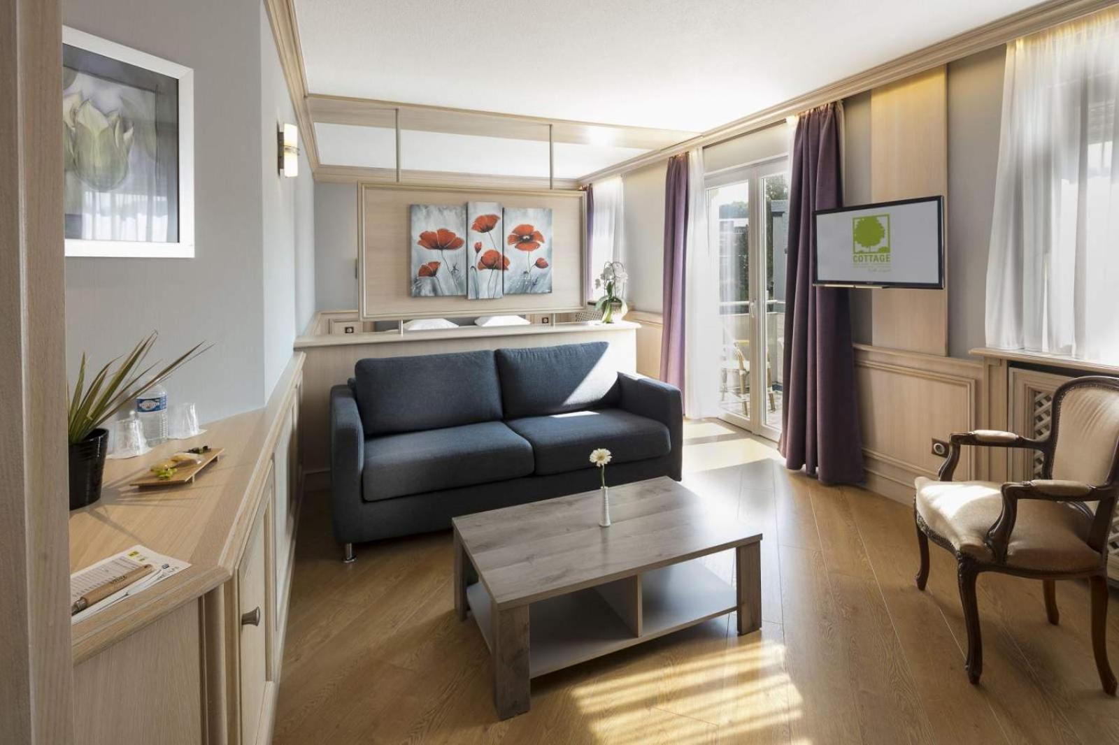 Luxury Suite - Photo 16