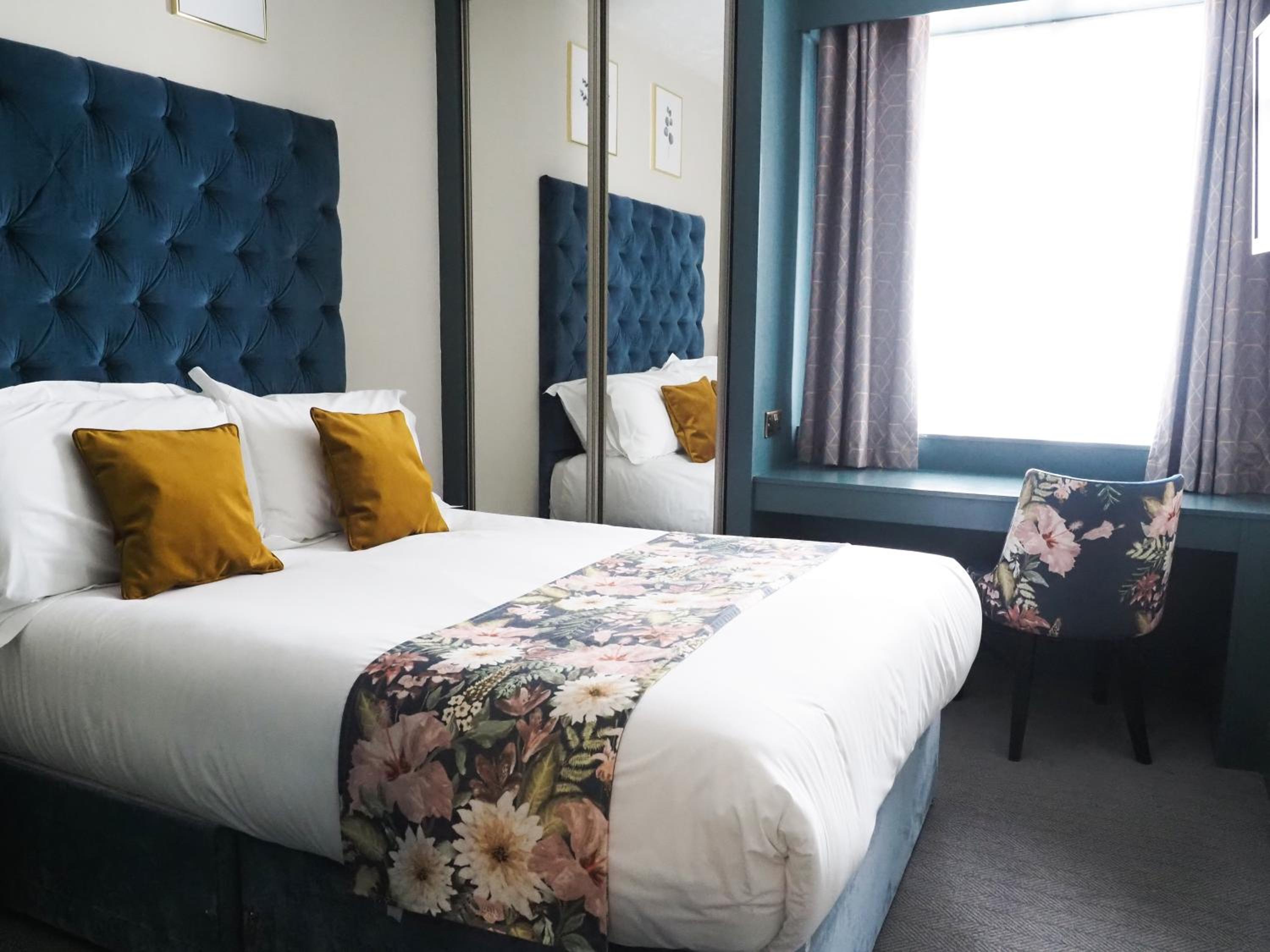 Deluxe Family Suite - Photo 2