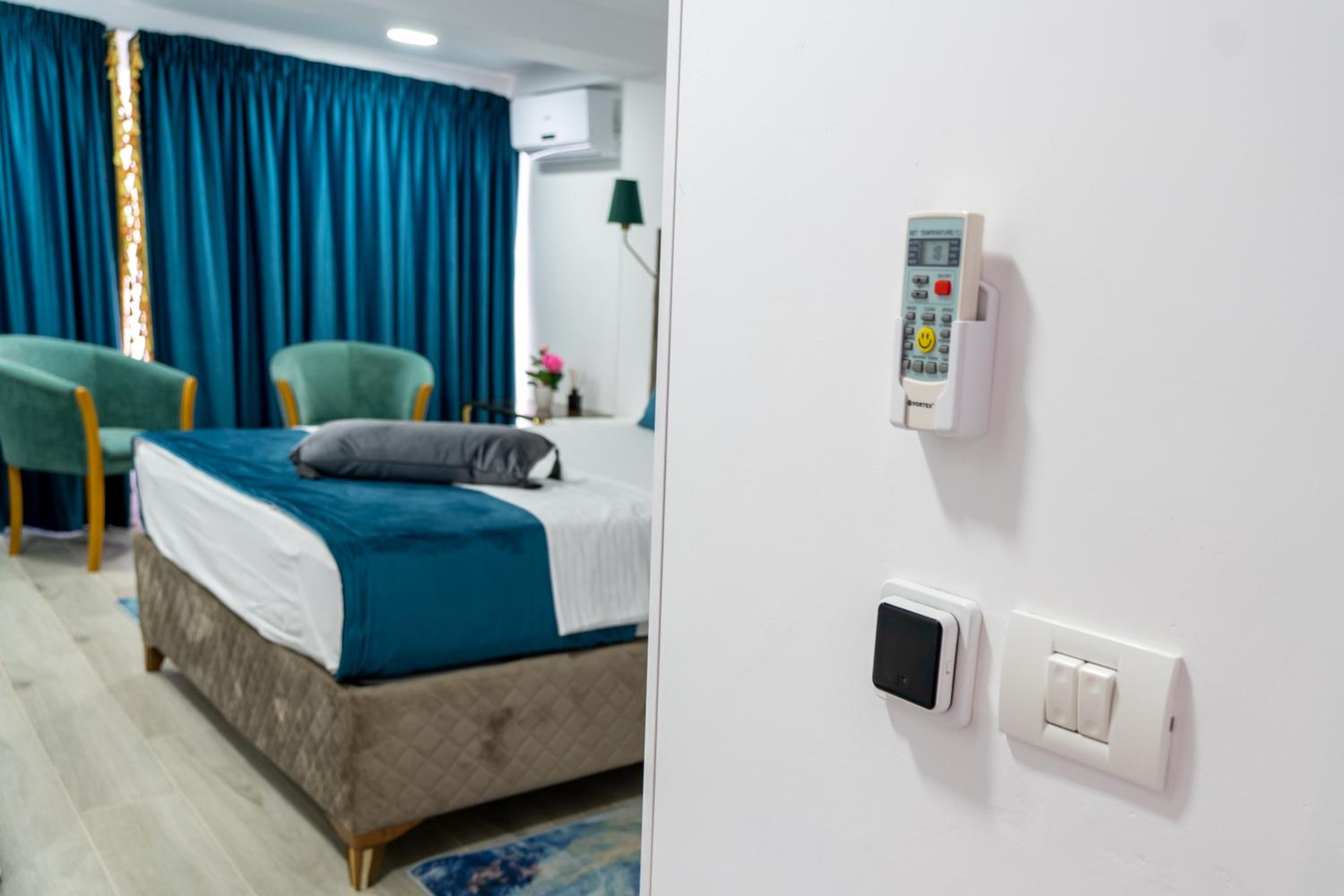 Queen Room with Garden View - Photo 15