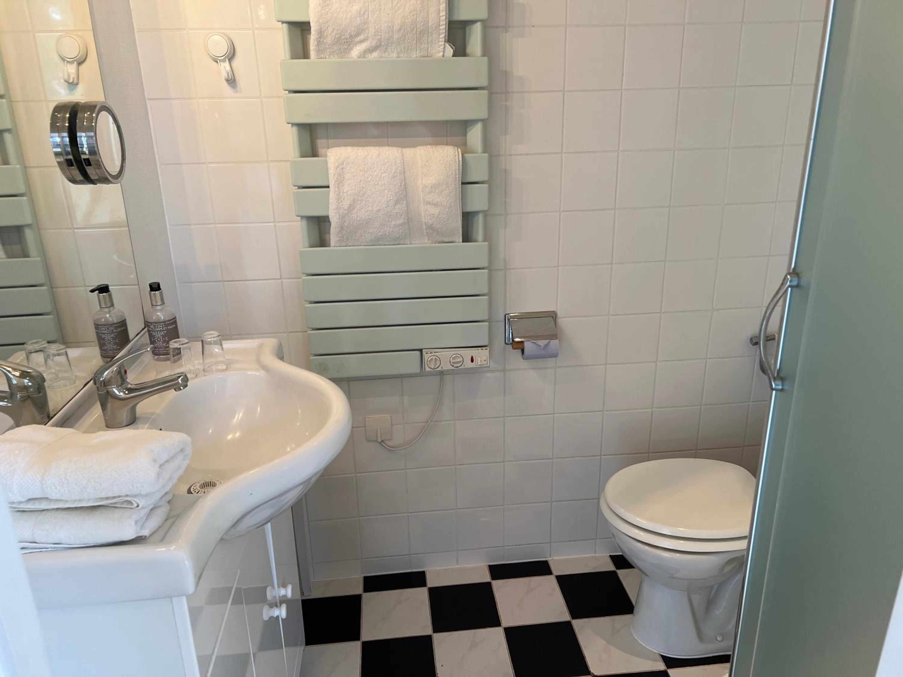 Superior Romantic Double or Twin Room - Photo 12