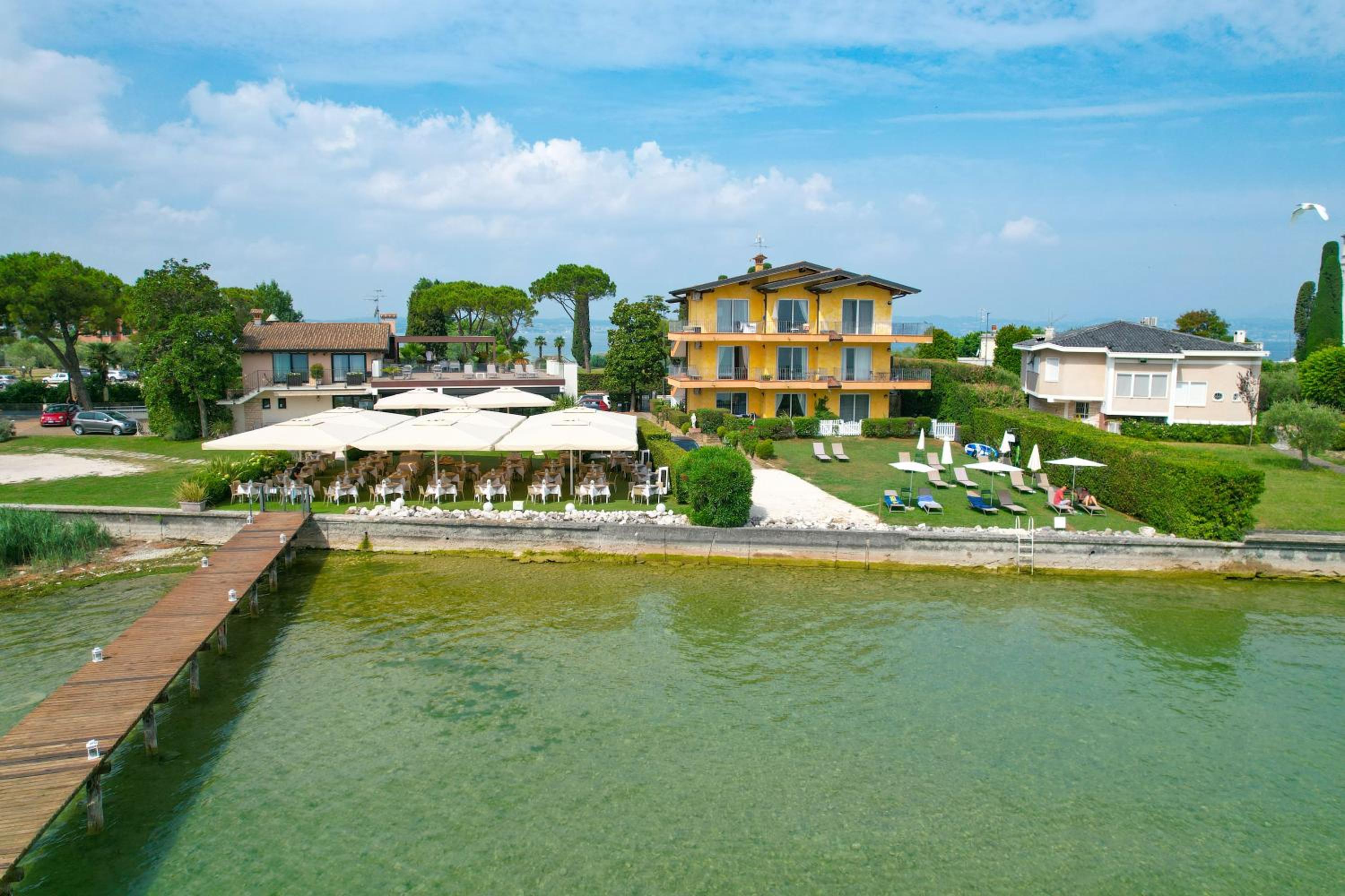 Deluxe Double Room with Balcony and Lake View - Photo 13