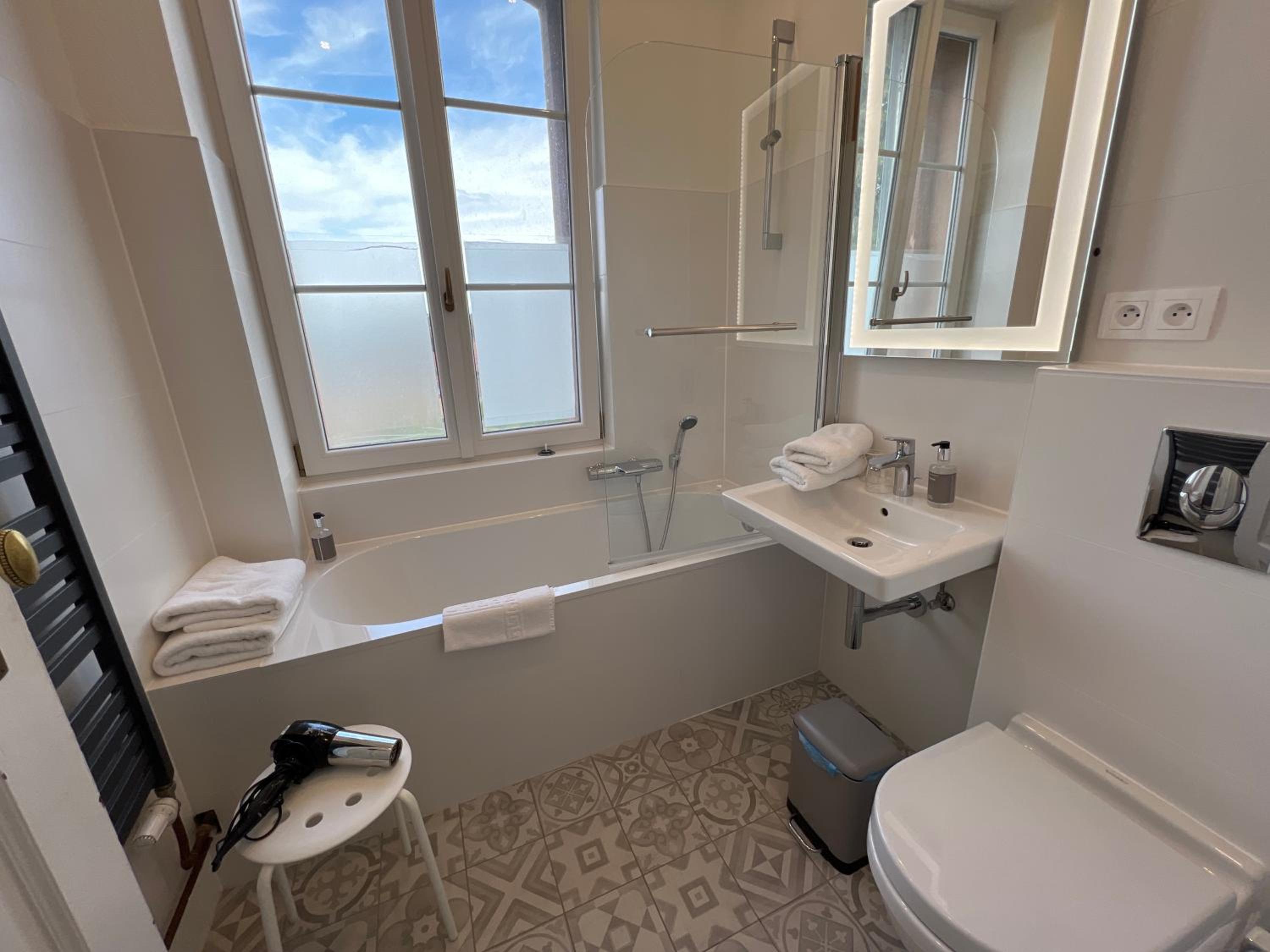 Superior Romantic Double or Twin Room - Photo 8