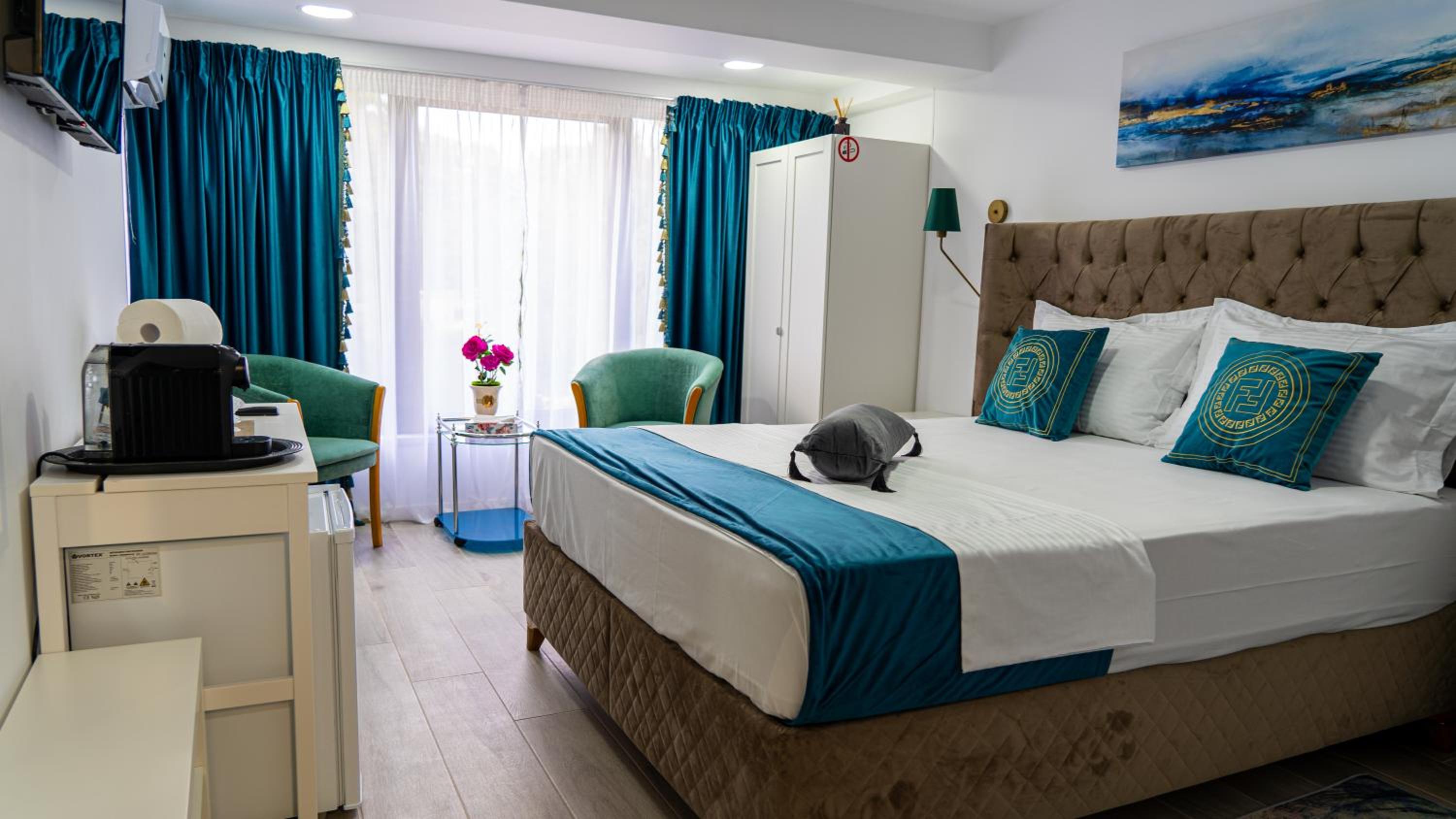 Queen Room with Garden View - Photo 11