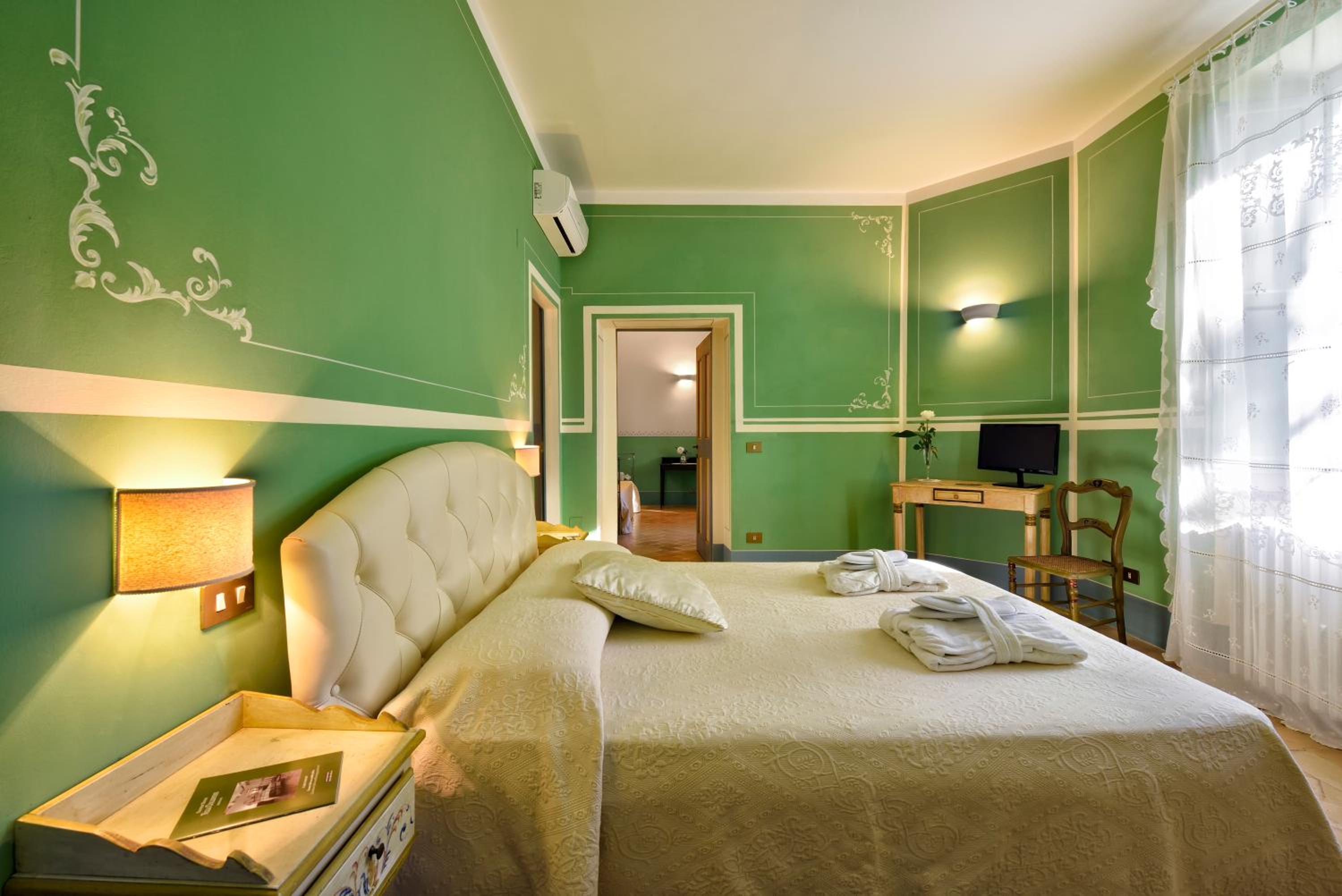 Deluxe Junior Suite photo 2