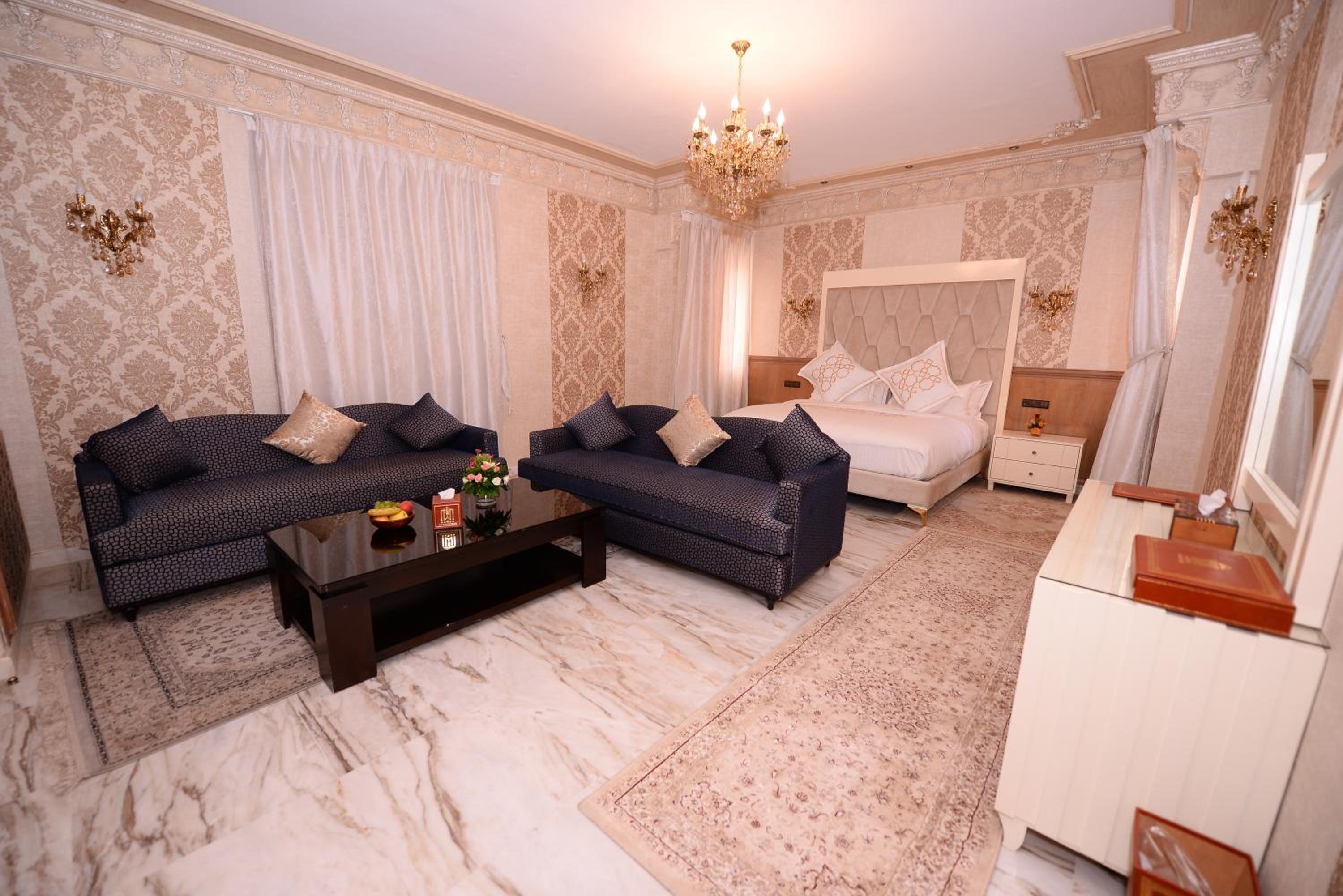 Suite with Hot Tub - Photo 2