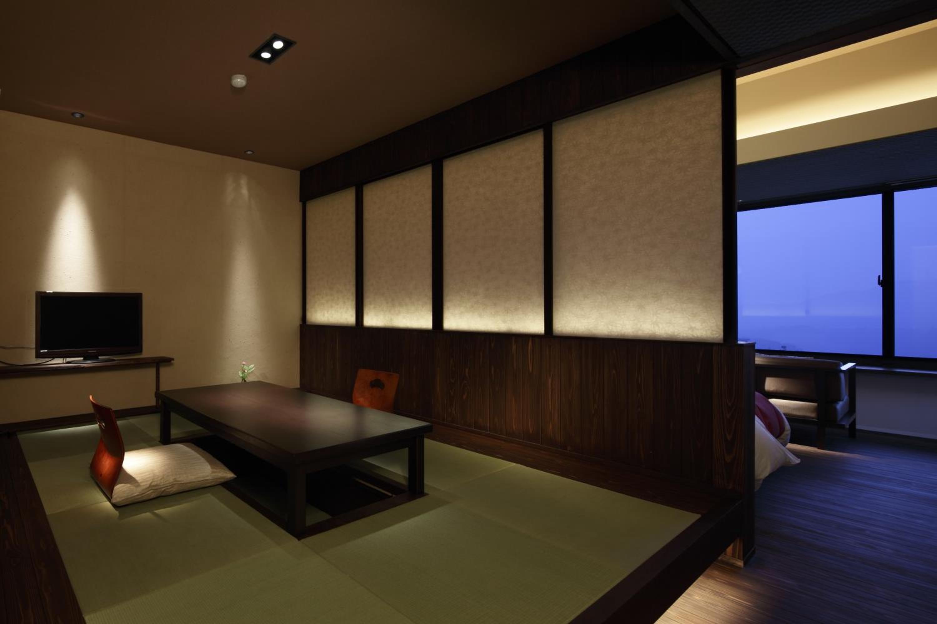 Japanese Western Twin Room with Shower and Mountain View, Non-Smoking - West Wing
