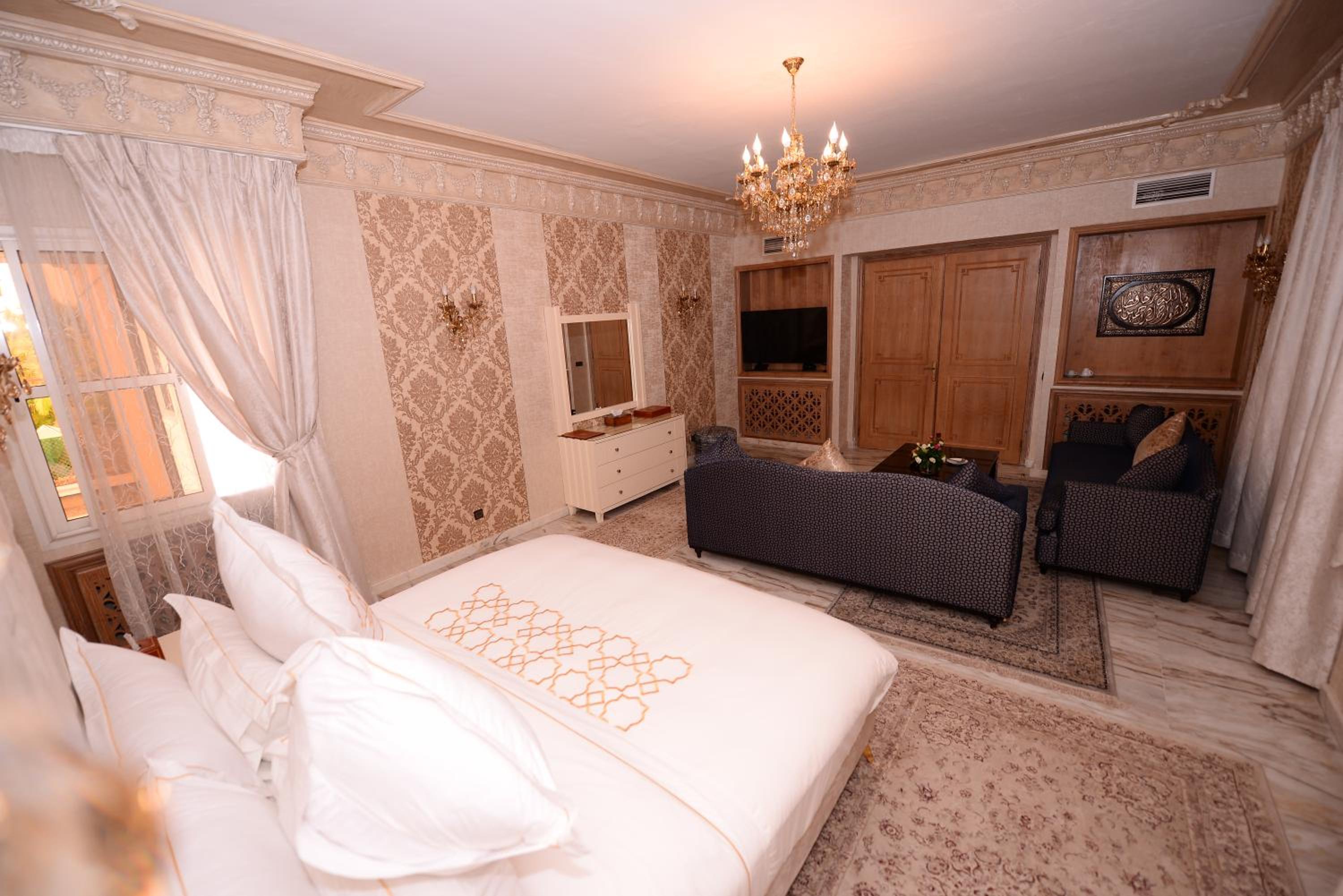Suite with Hot Tub - Photo 9