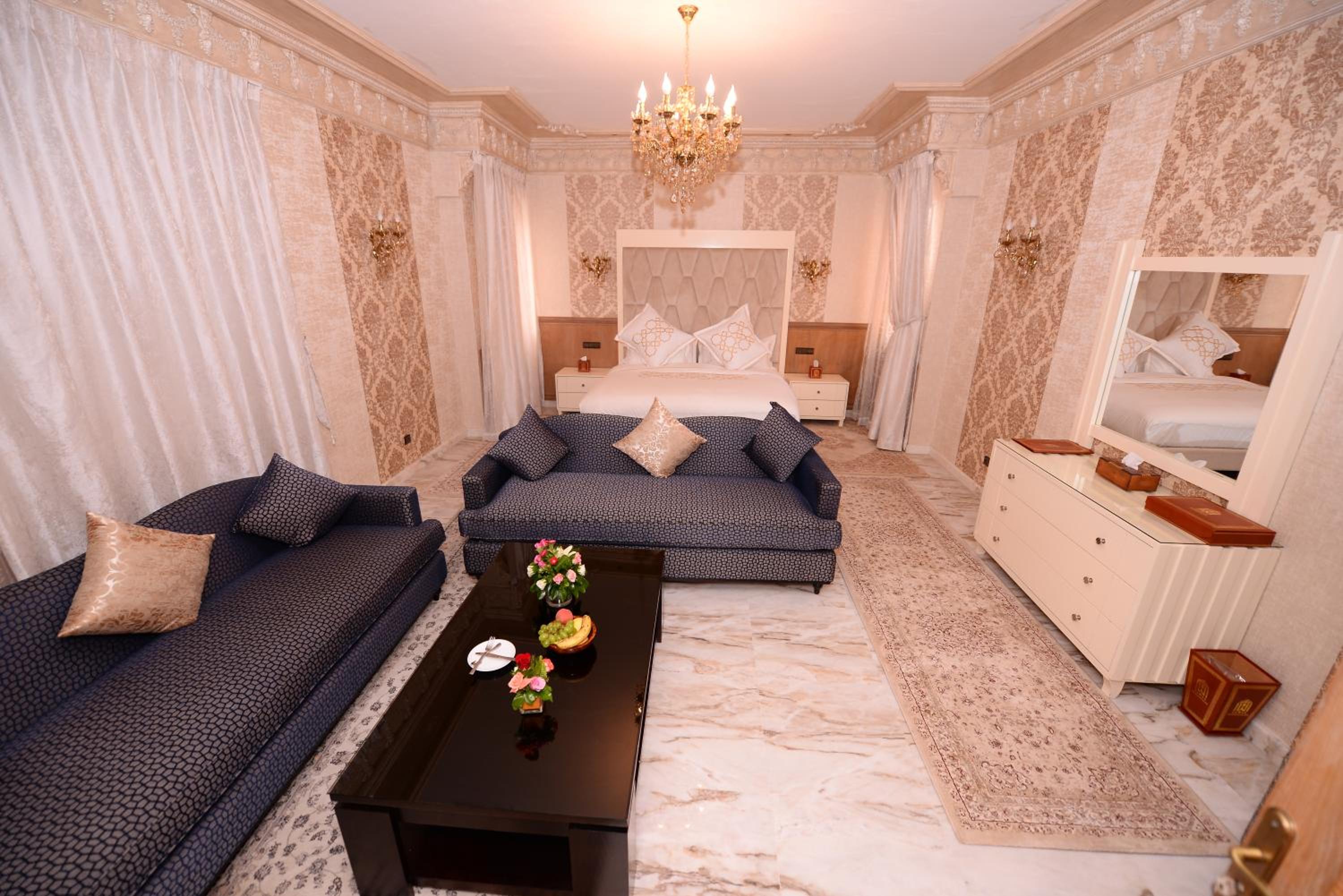 Suite with Hot Tub - Photo 10