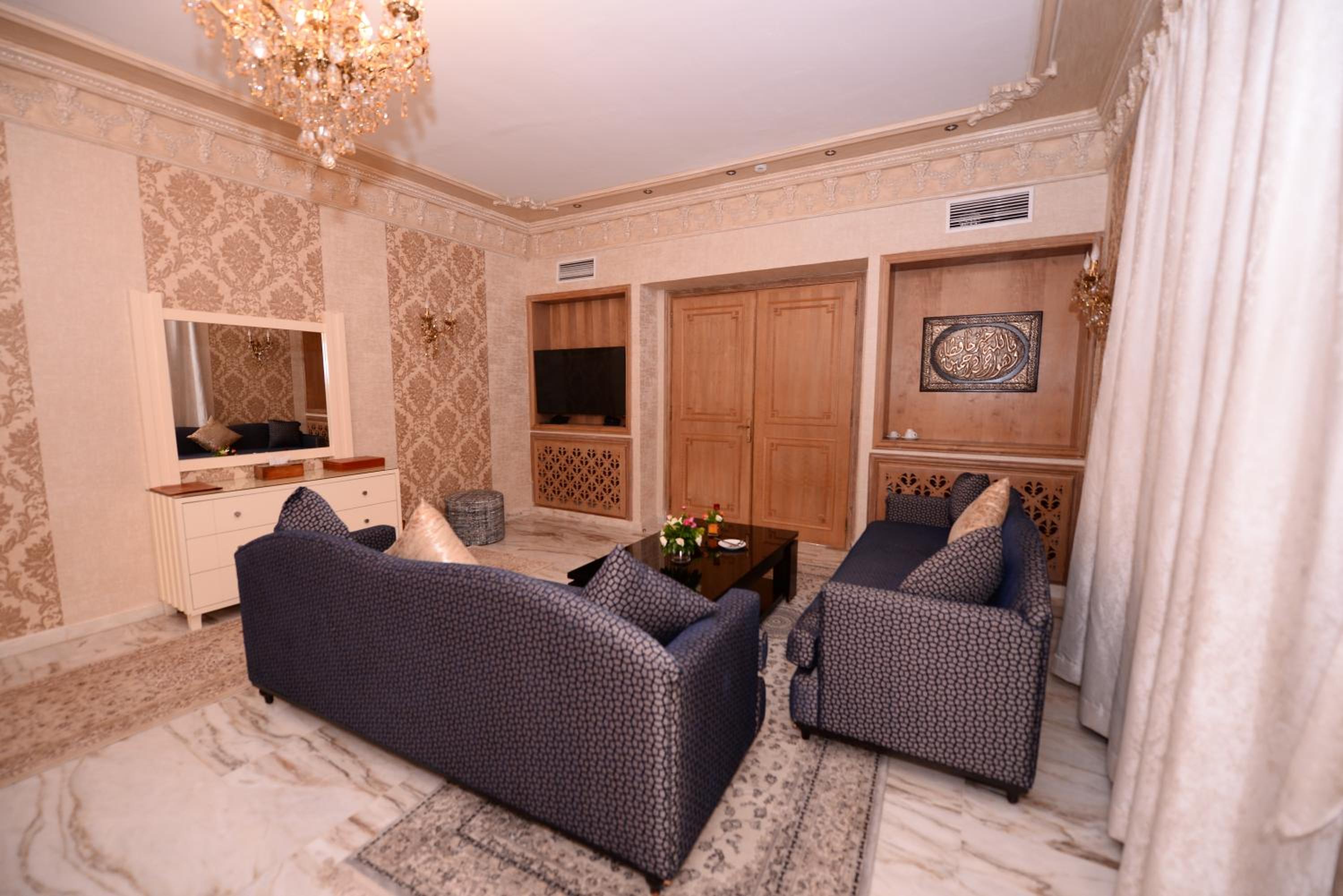Suite with Hot Tub - Photo 1