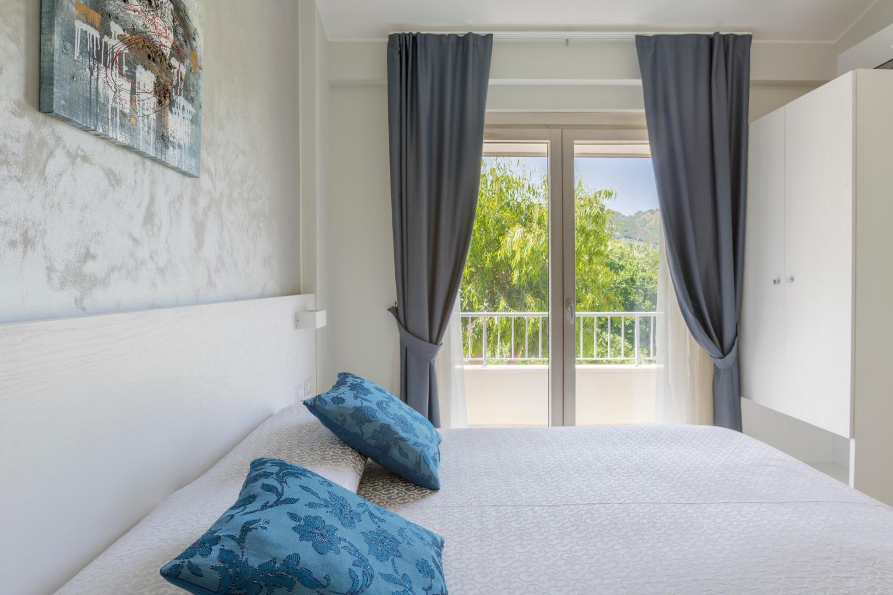 Deluxe Triple Room With Sea And City View
