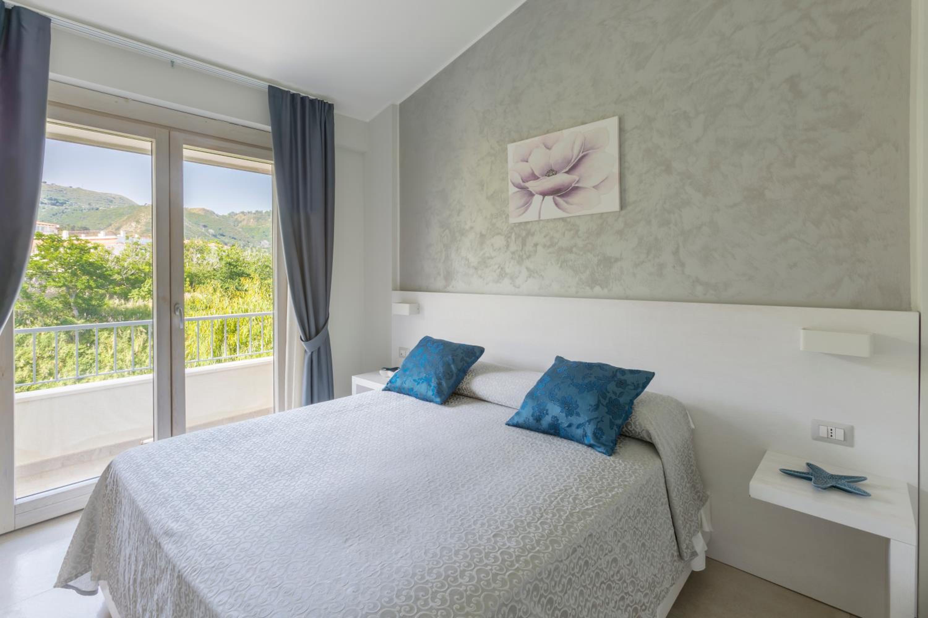 Deluxe Quadruple Room With Sea And City View