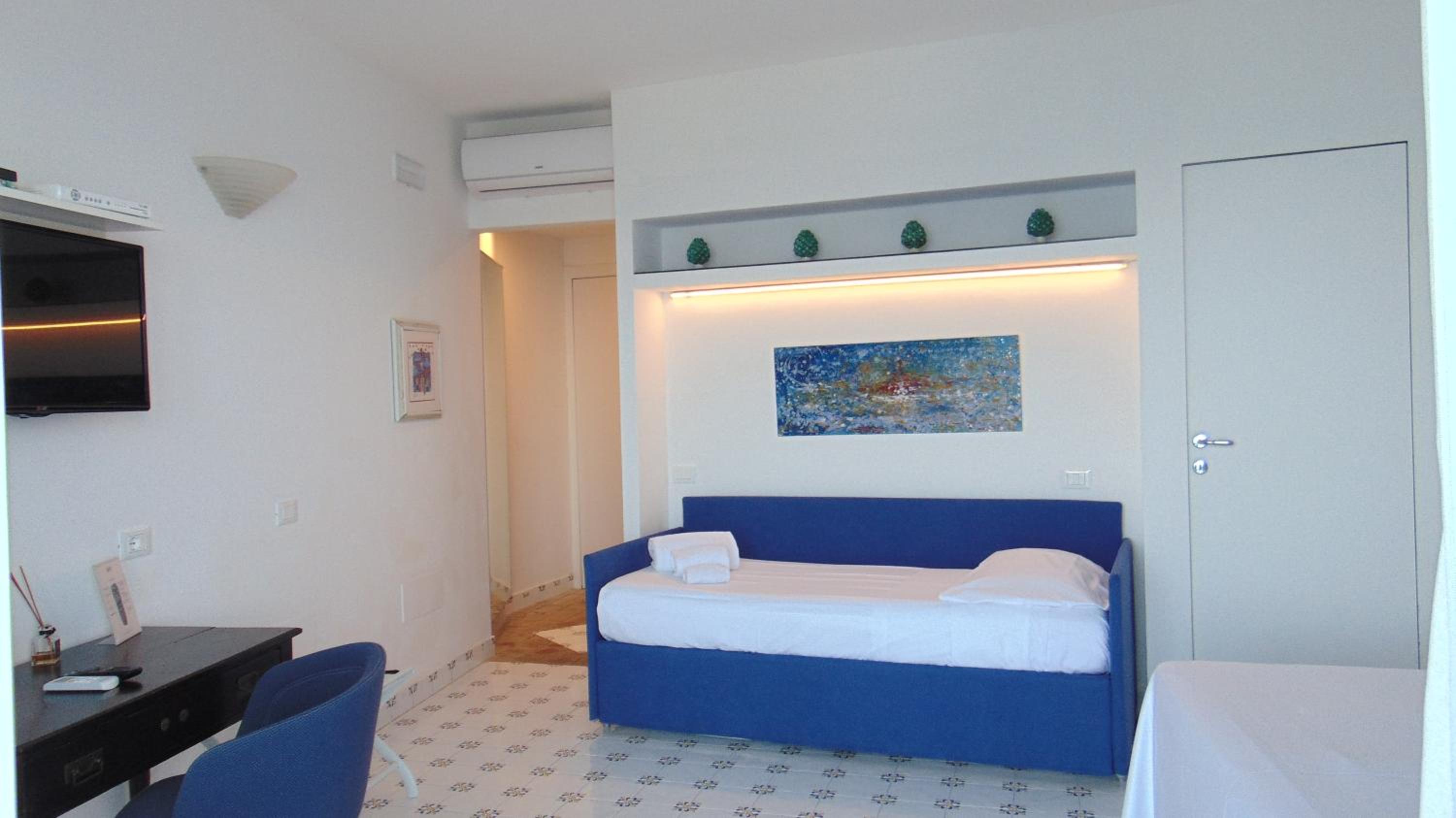Double Room with Balcony and Sea View - Photo 8