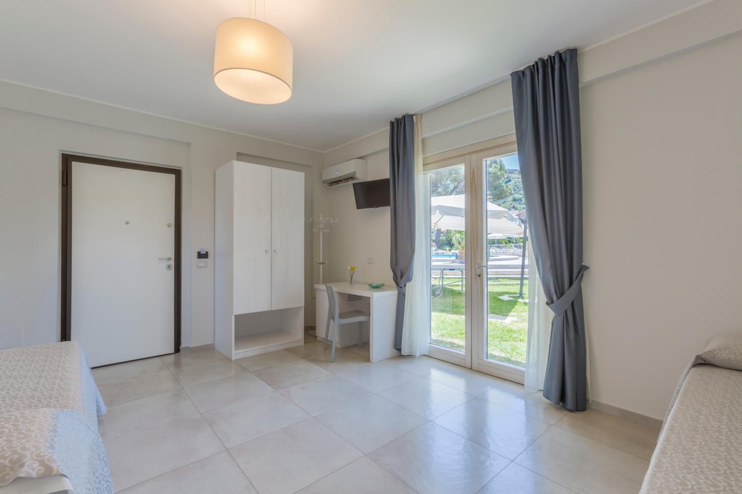 Quadruple Room With Pool View