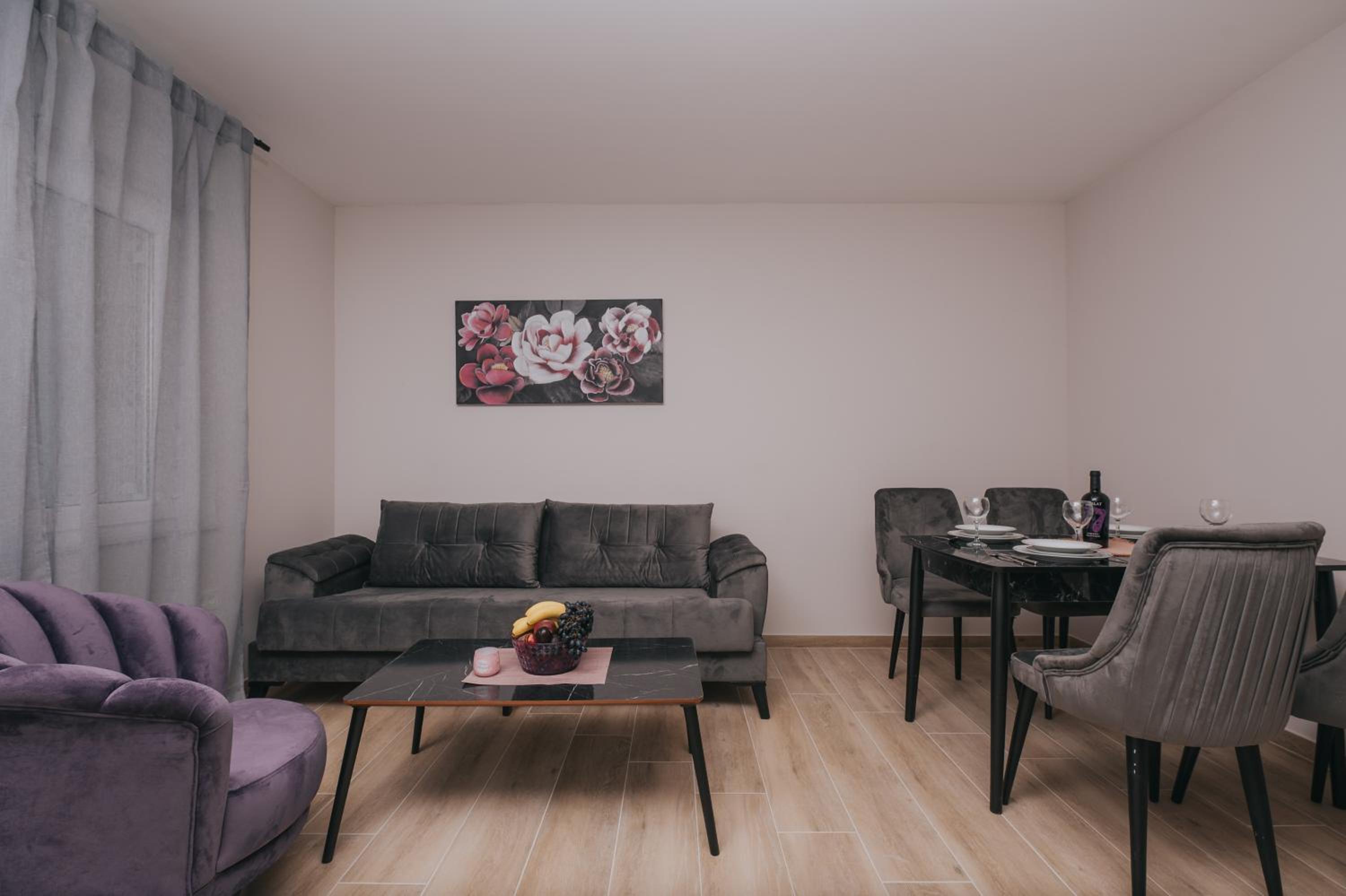 One-Bedroom Apartment photo 1