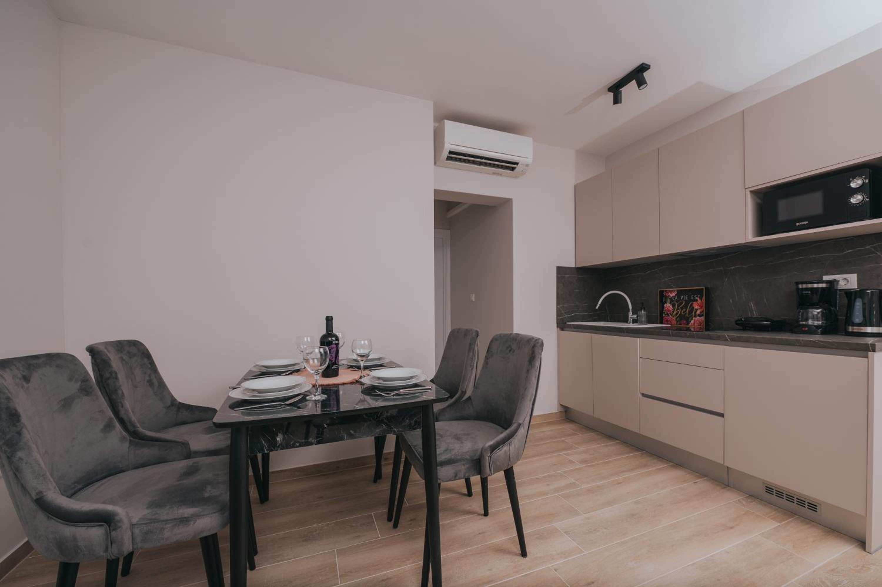 One-Bedroom Apartment photo 2