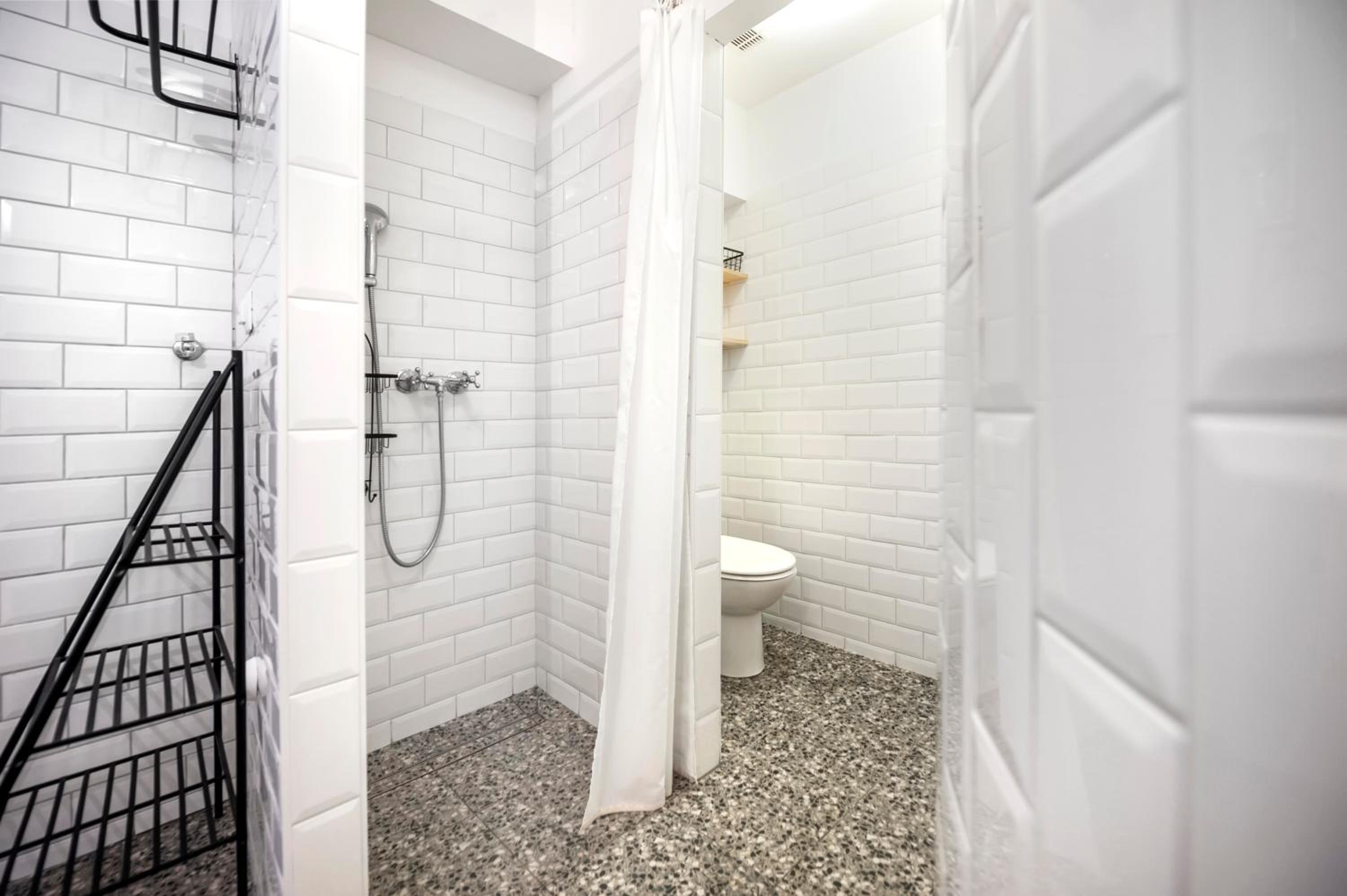 Family Room with Shared Bathroom photo 2