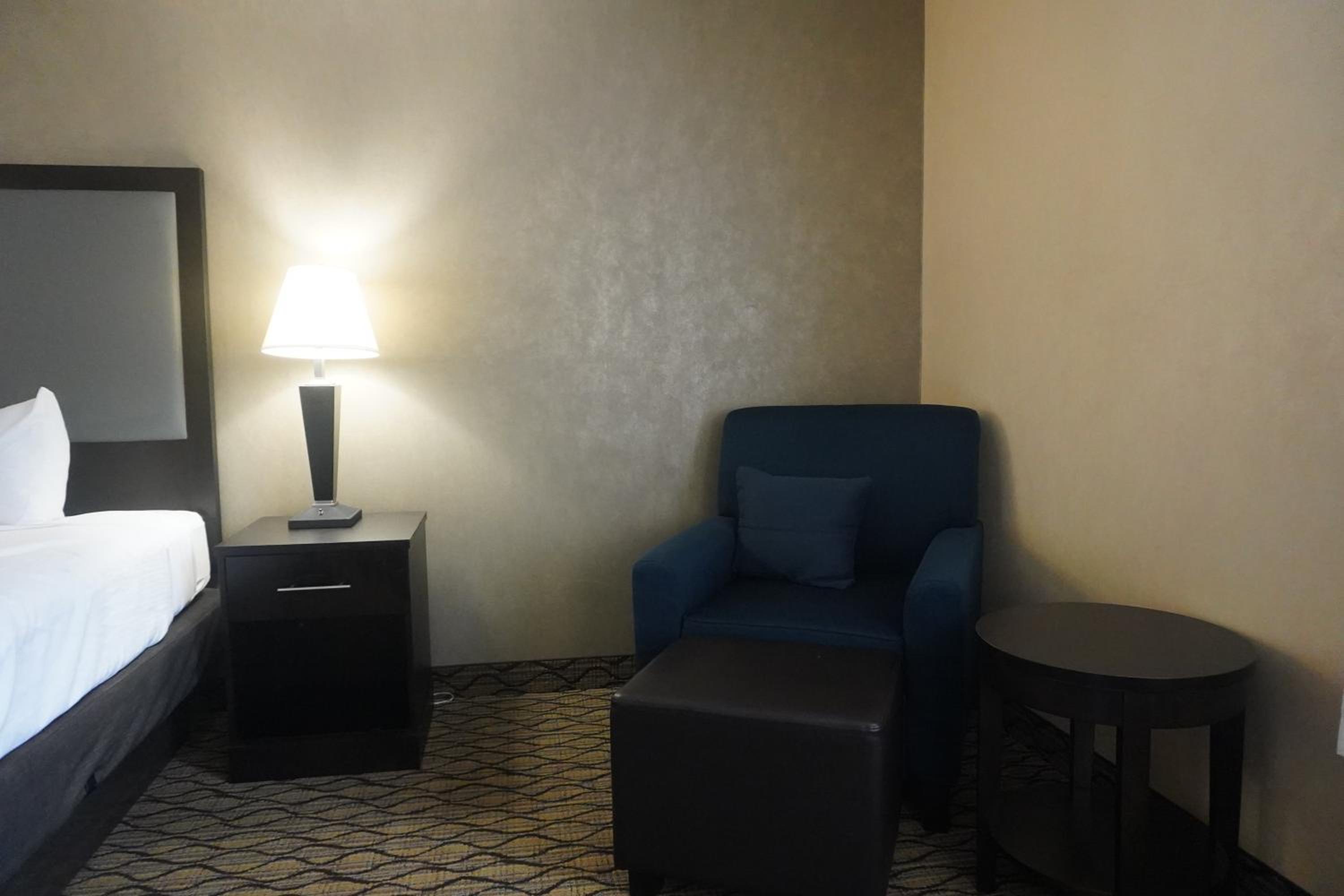 One-Bedroom King Suite - Non-Smoking - Photo 11