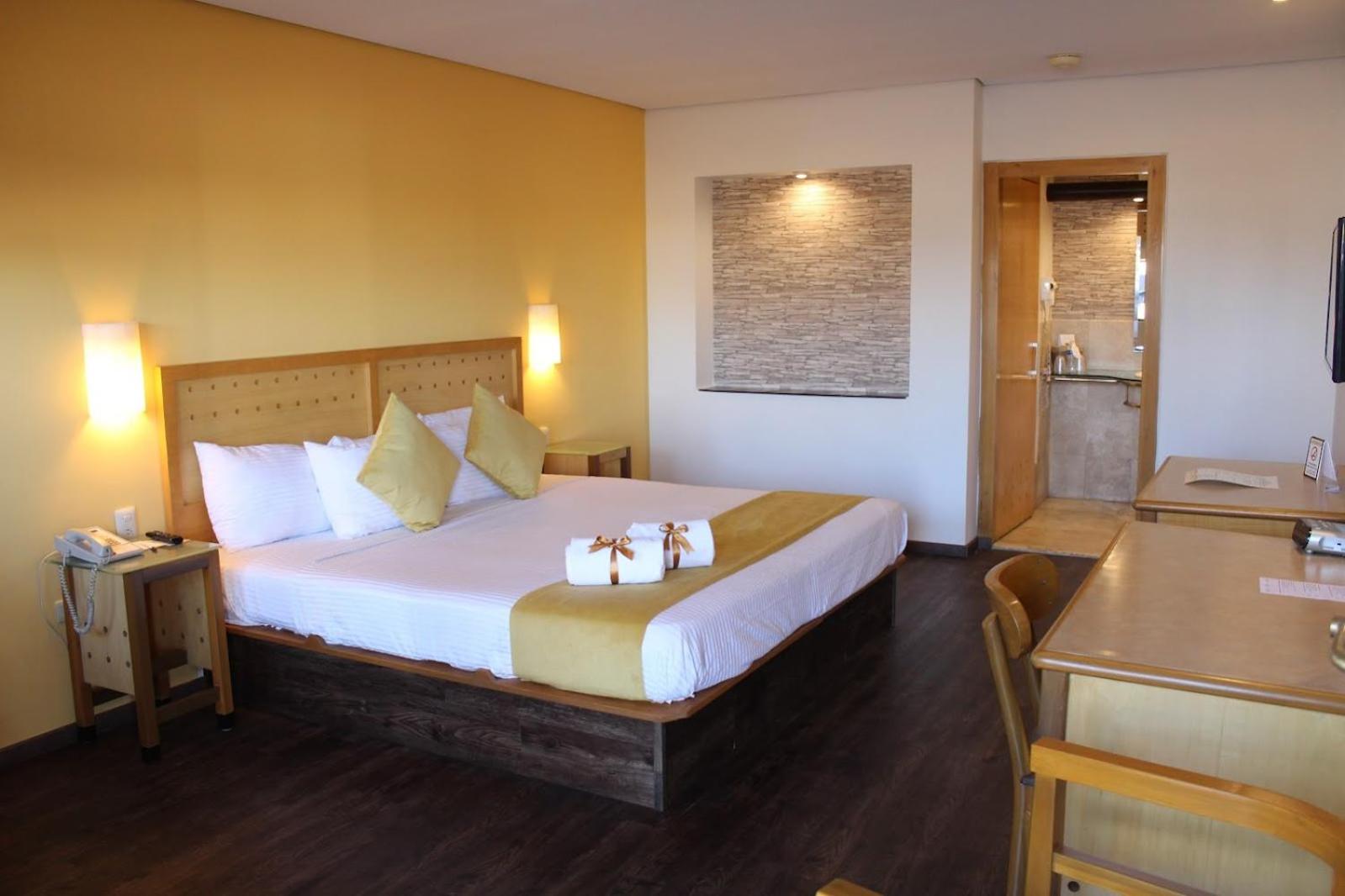 Standard King Room - Photo 5